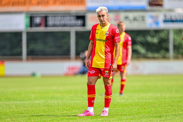 Dario Serra in het shit van Go Ahead Eagles