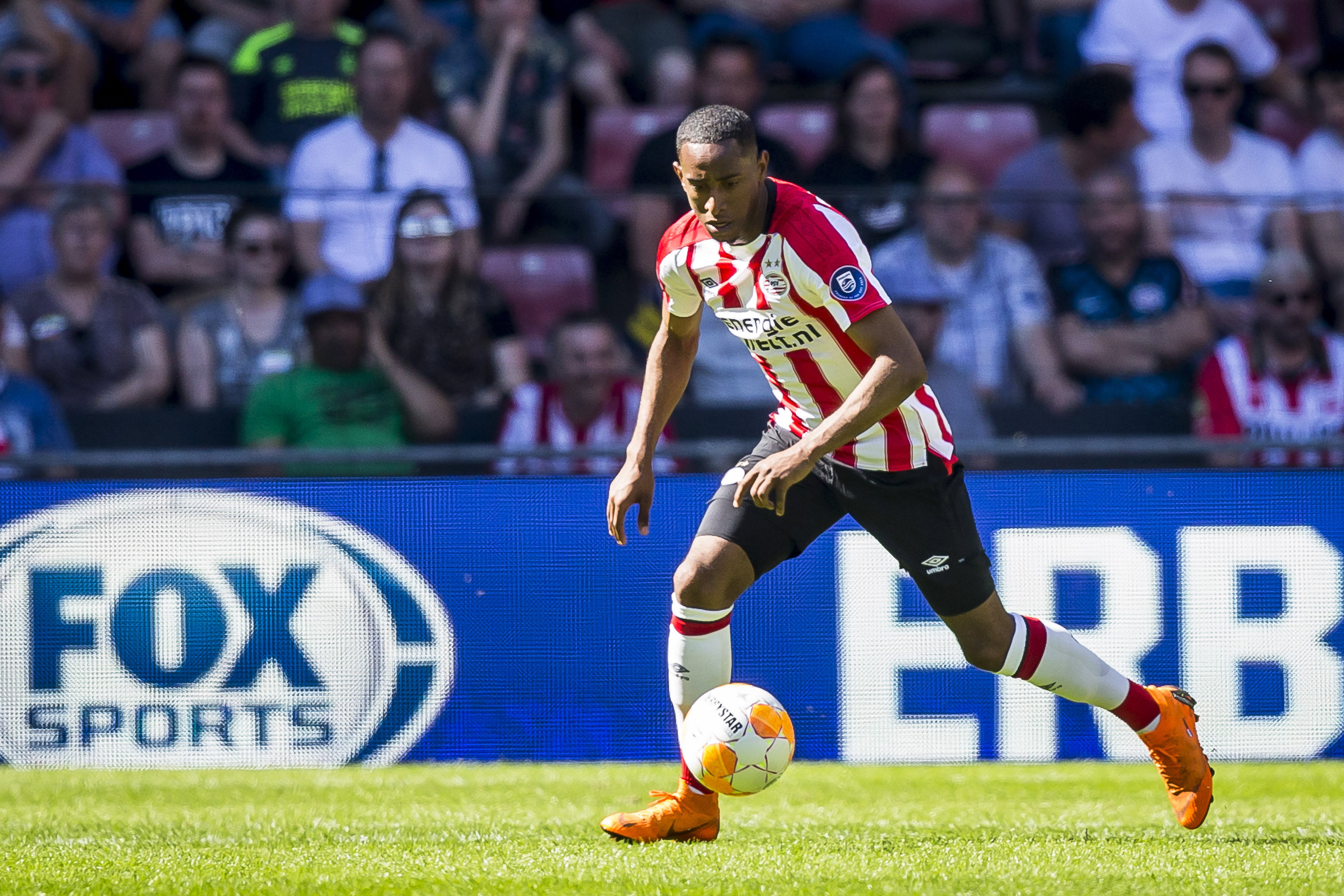 Joshua Brenet namens PSV