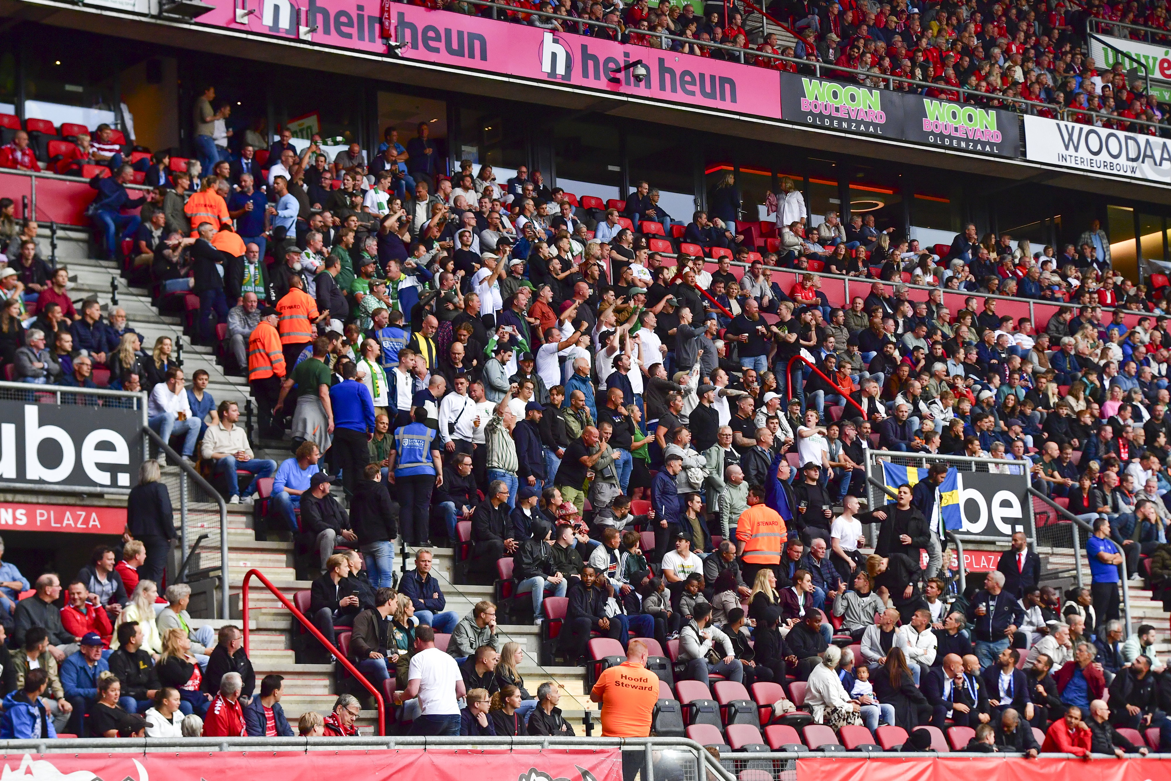 Hammarby-fans op de hoofdtribune bij FC Twente