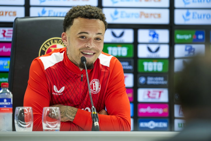 Quilindschy Hartman op een persconferentie