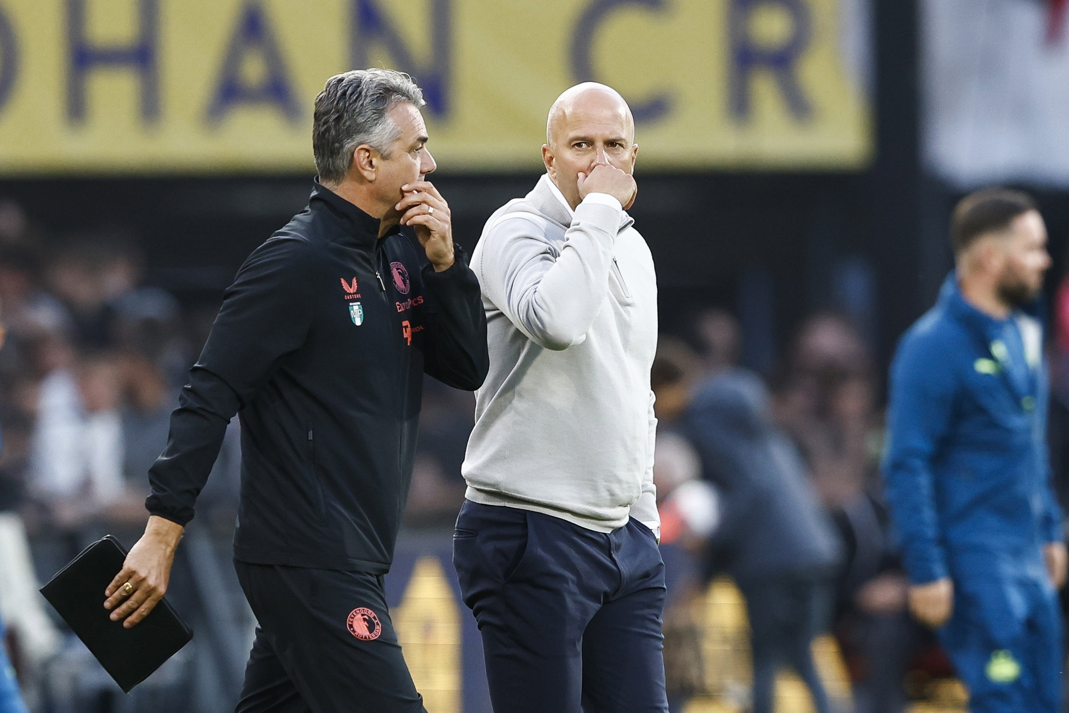 Marino Pusic en Arne Slot langs de lijn