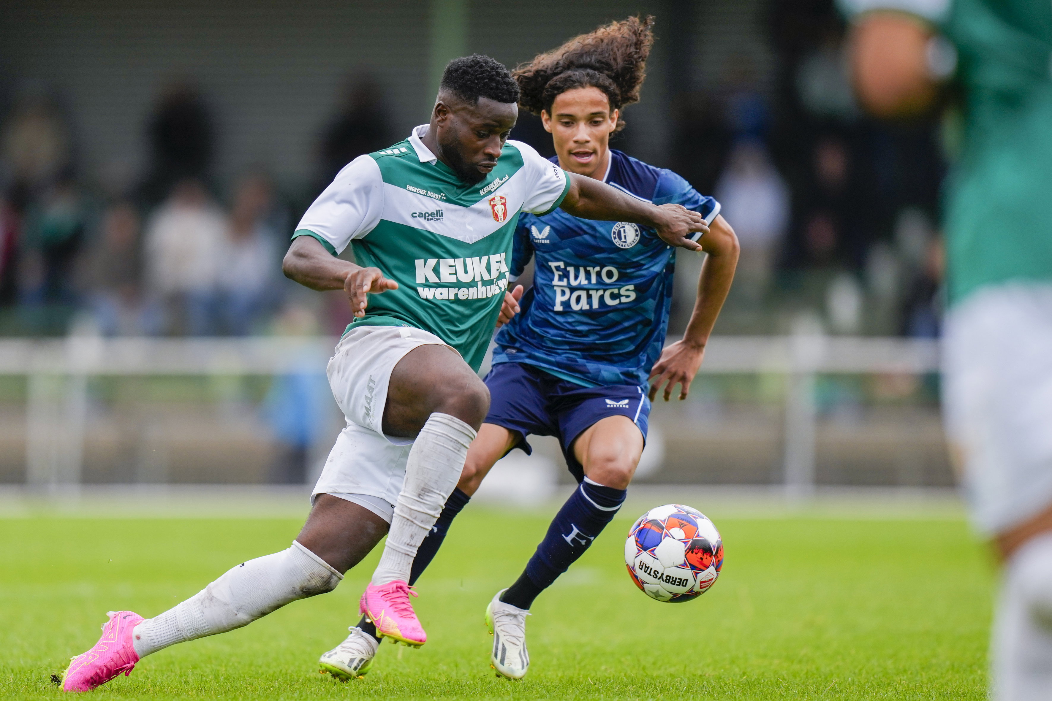 Malhory Noc van FC Dordrecht en Gjivai Zechiel van Feyenoord