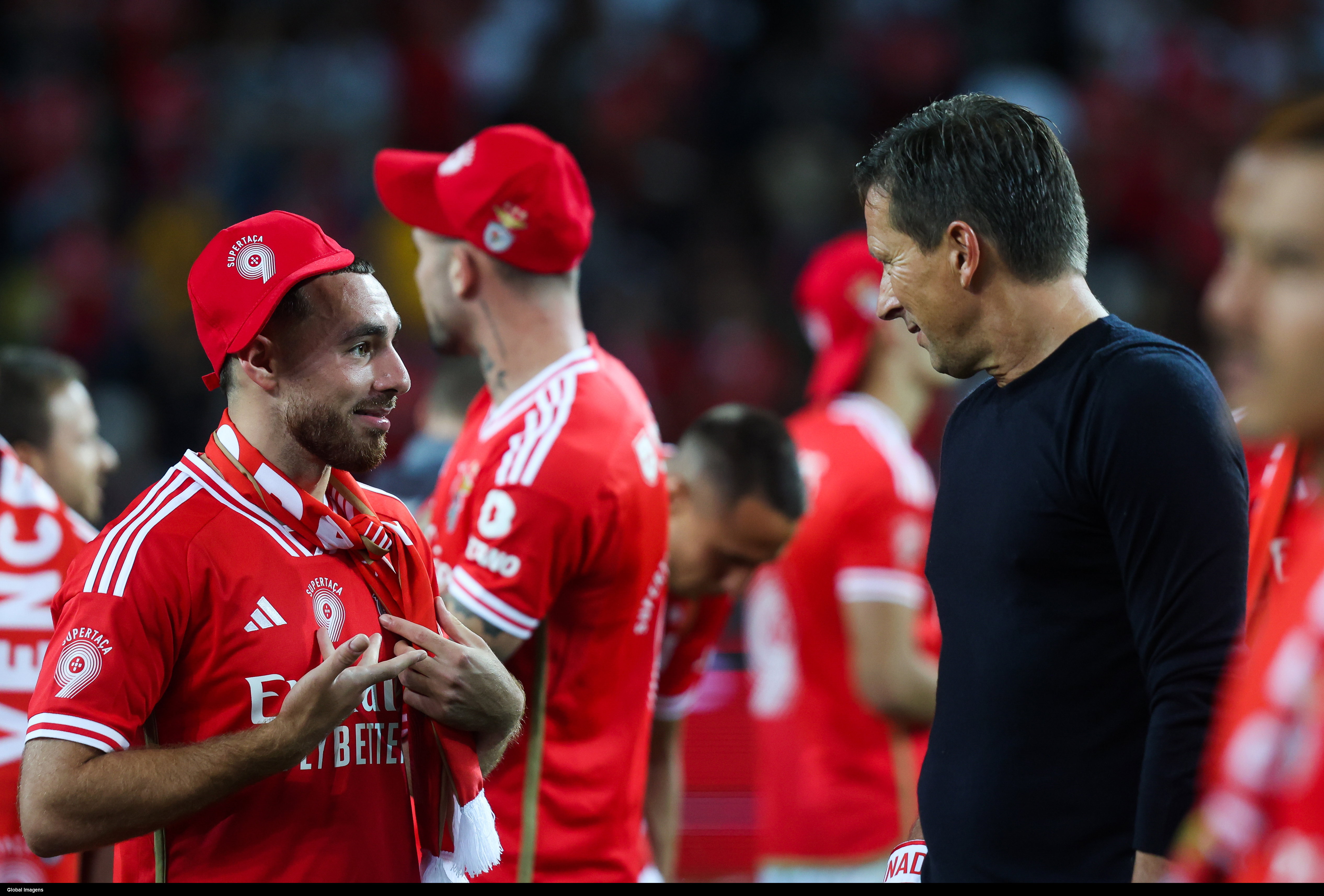Orkun Kökcü en Roger Schmidt na de Super Cup