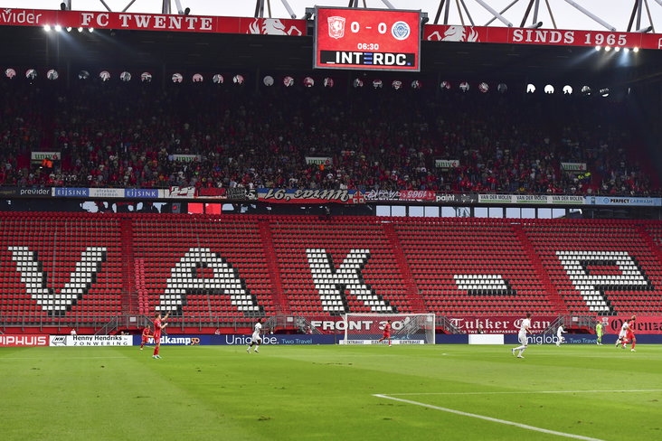 Een leeg Vak-P bij het duel met Riga FC