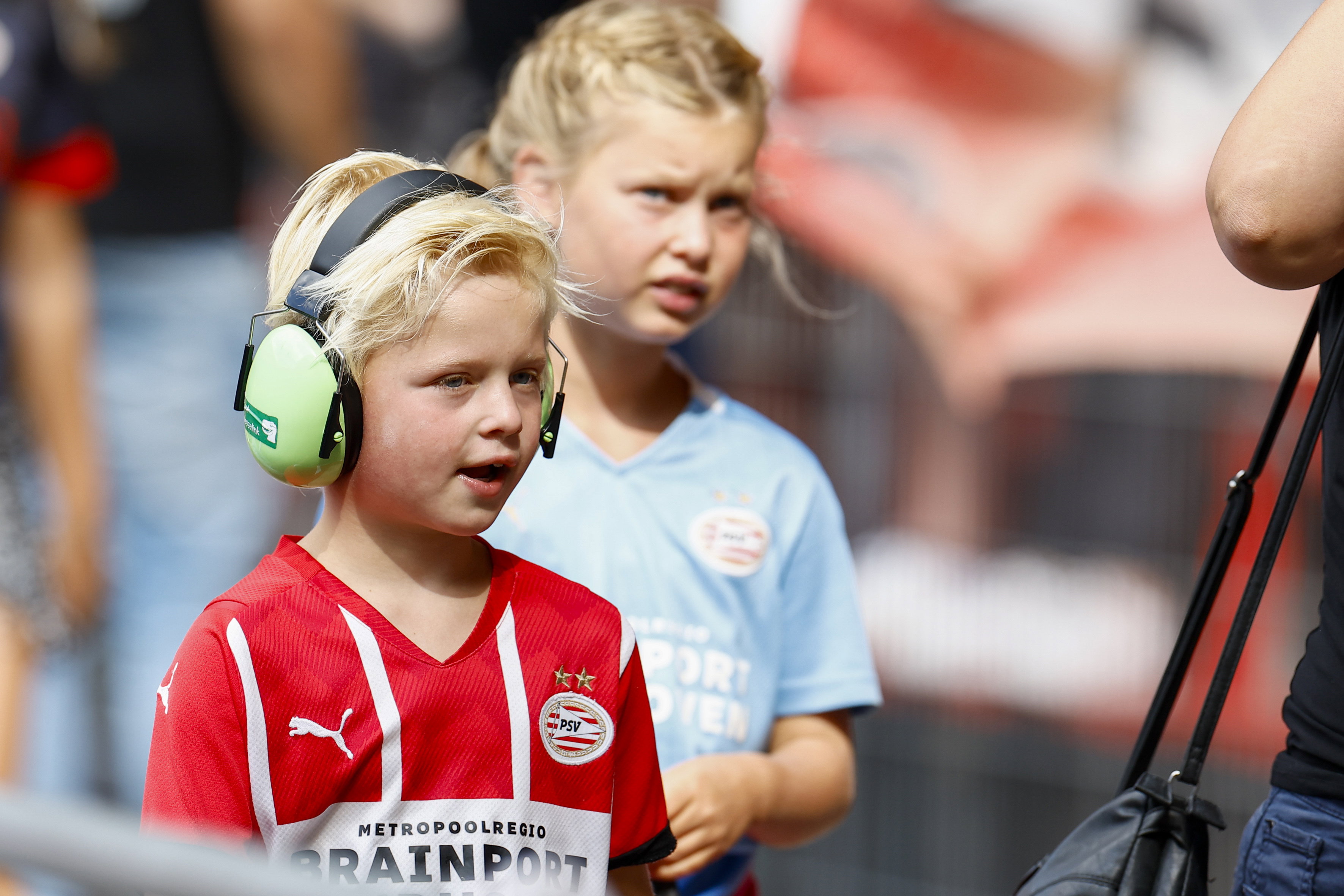 Een jonge PSV-supporter met gehoorbescherming
