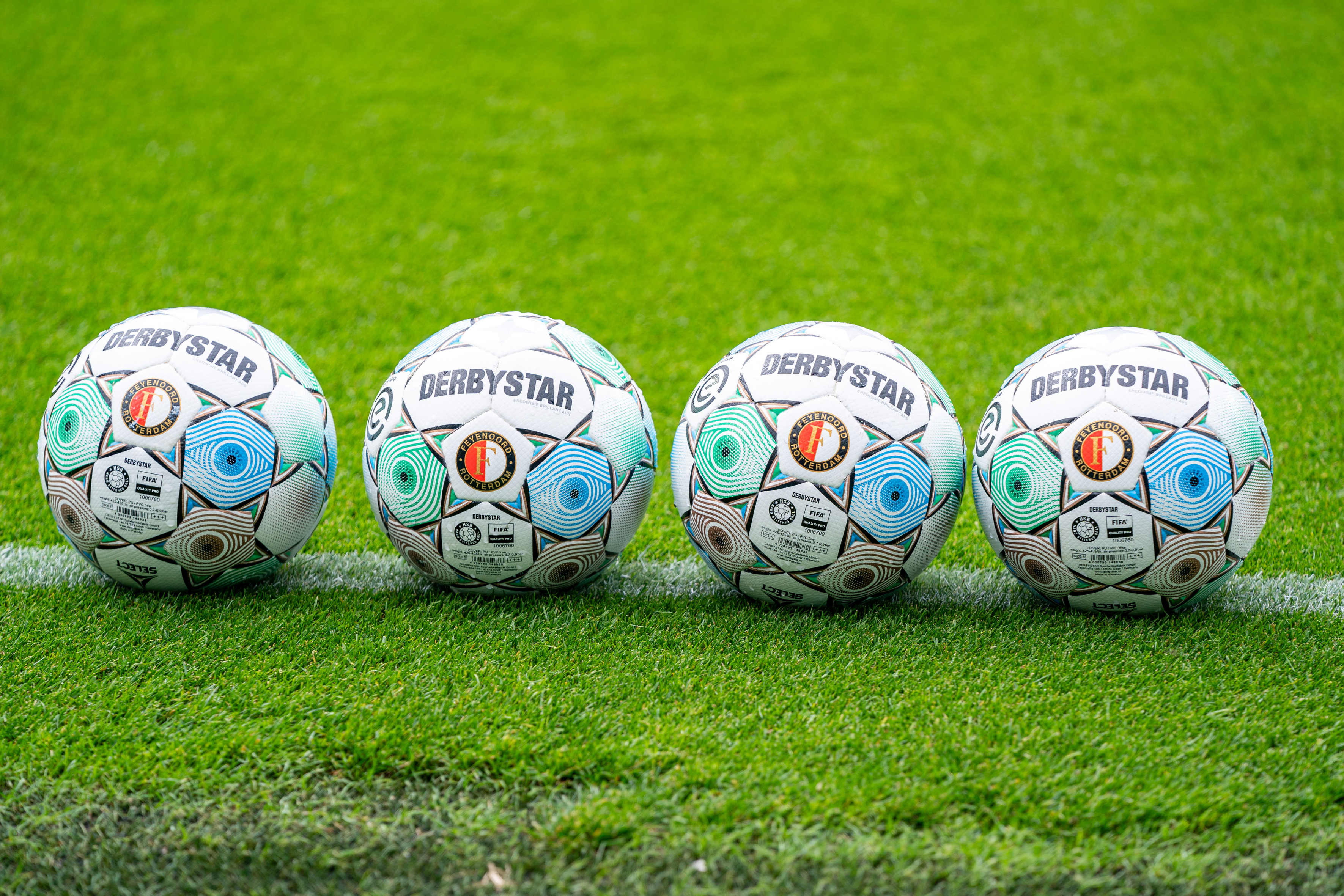 Ballen met het logo van Feyenoord