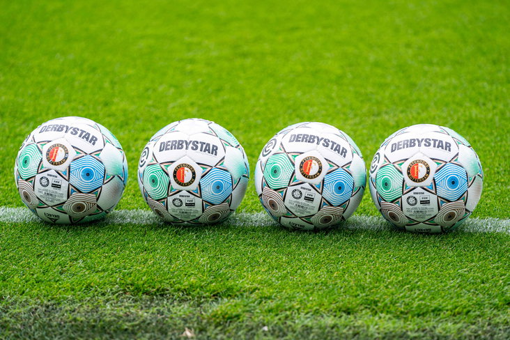 Ballen met het logo van Feyenoord
