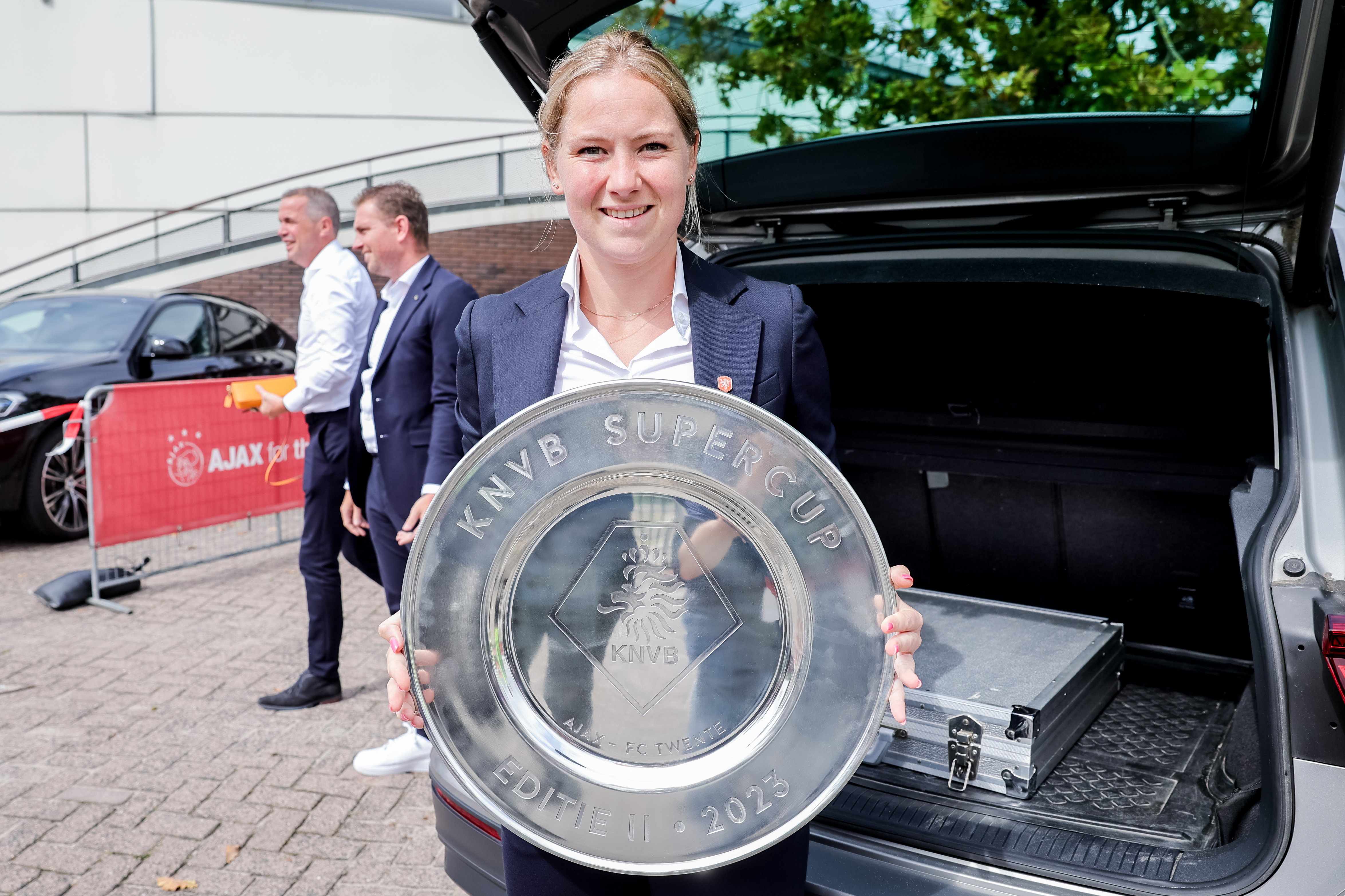 Lucienne Reichardt met de prijs voor de Super Cup