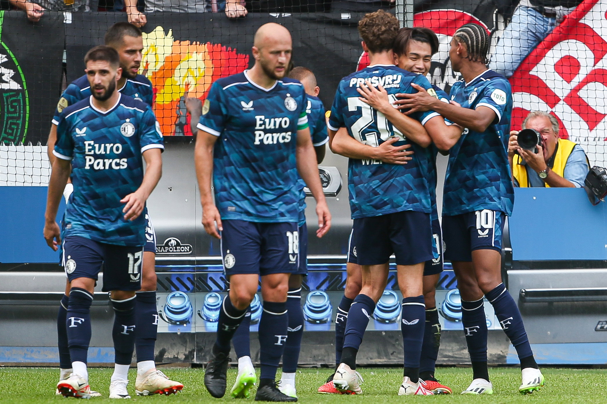 Feyenoord na de goal van Ayase Ueda