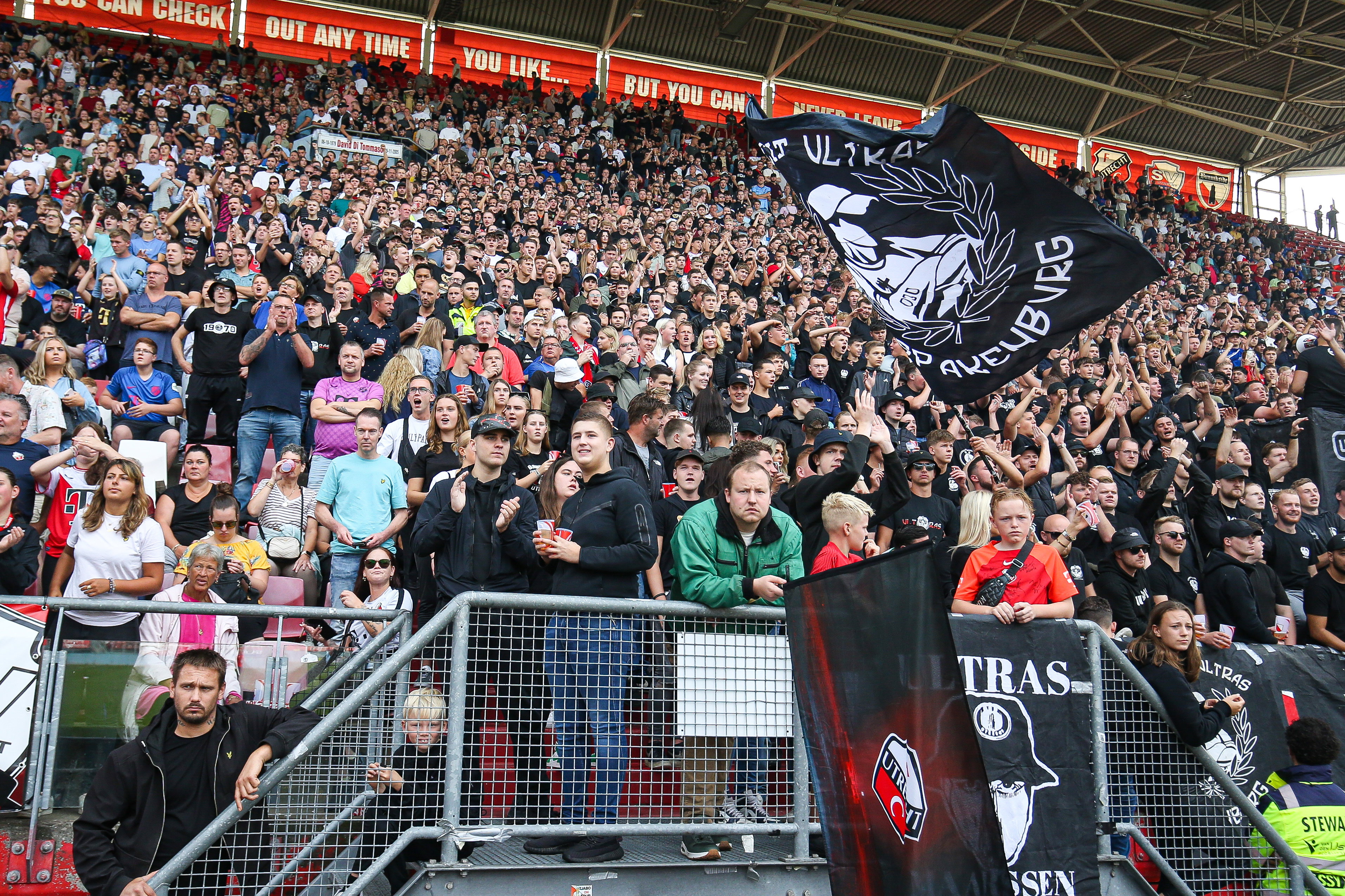 Supporters van FC Utrecht op de Bunnikside
