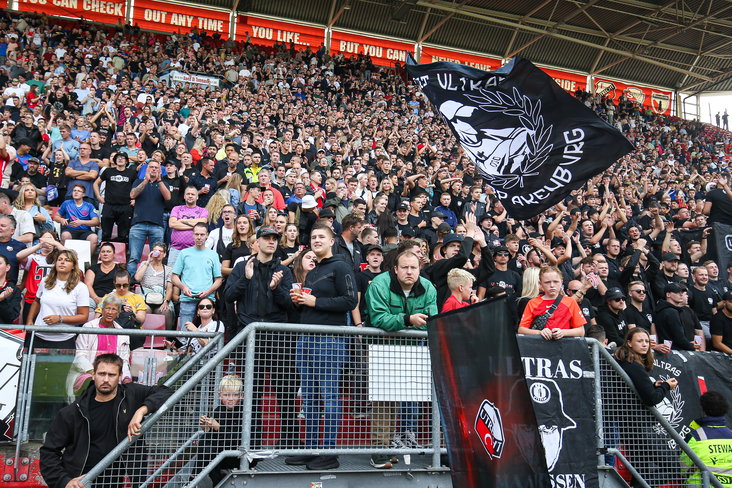 Supporters van FC Utrecht op de Bunnikside