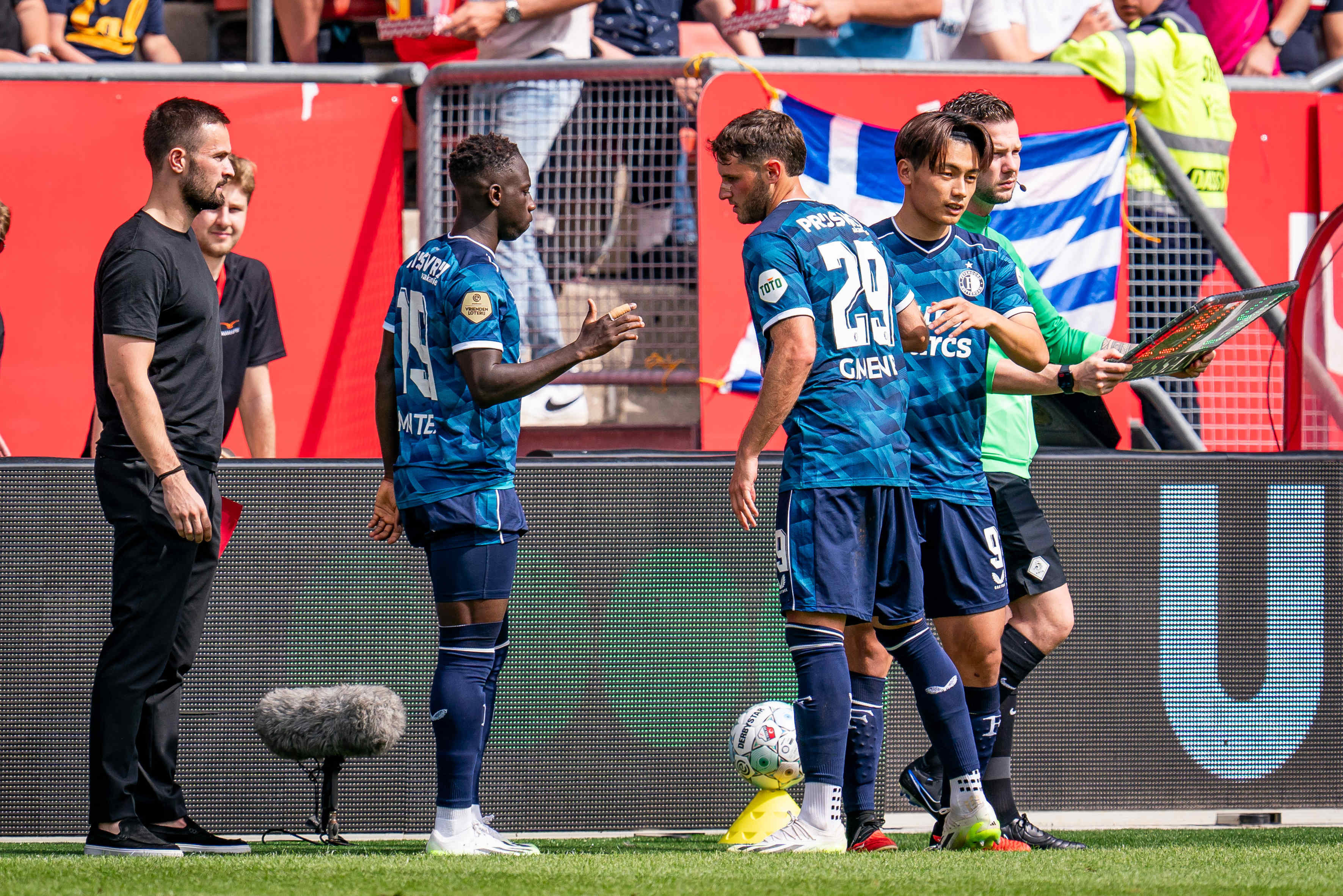 Yankuba Minteh, Santiago Giménez en Ayase Ueda