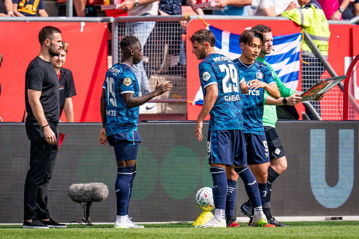 Yankuba Minteh, Santiago Giménez en Ayase Ueda