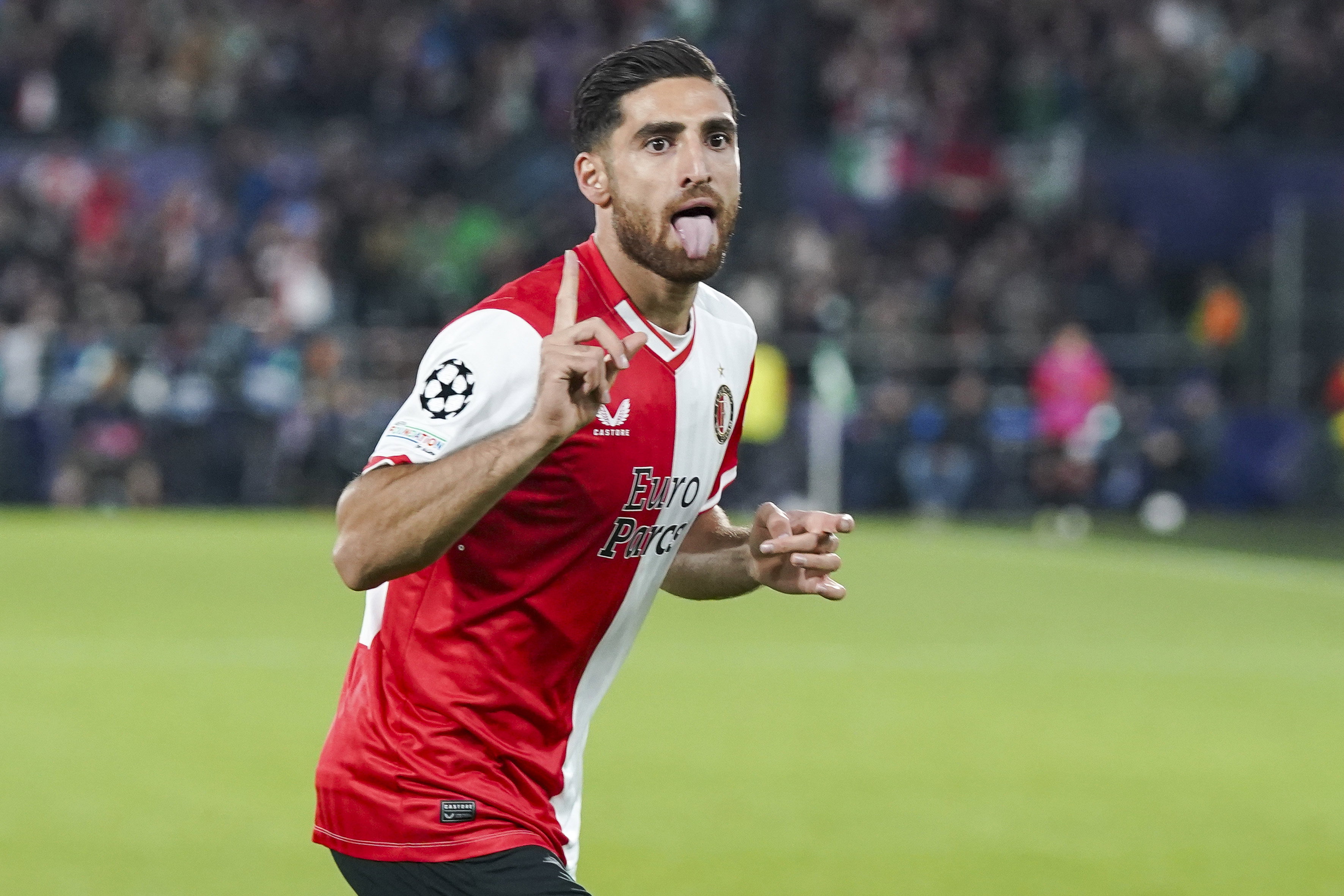 Alireza Jahanbakhsh viert de 2-0 tegen Celtic