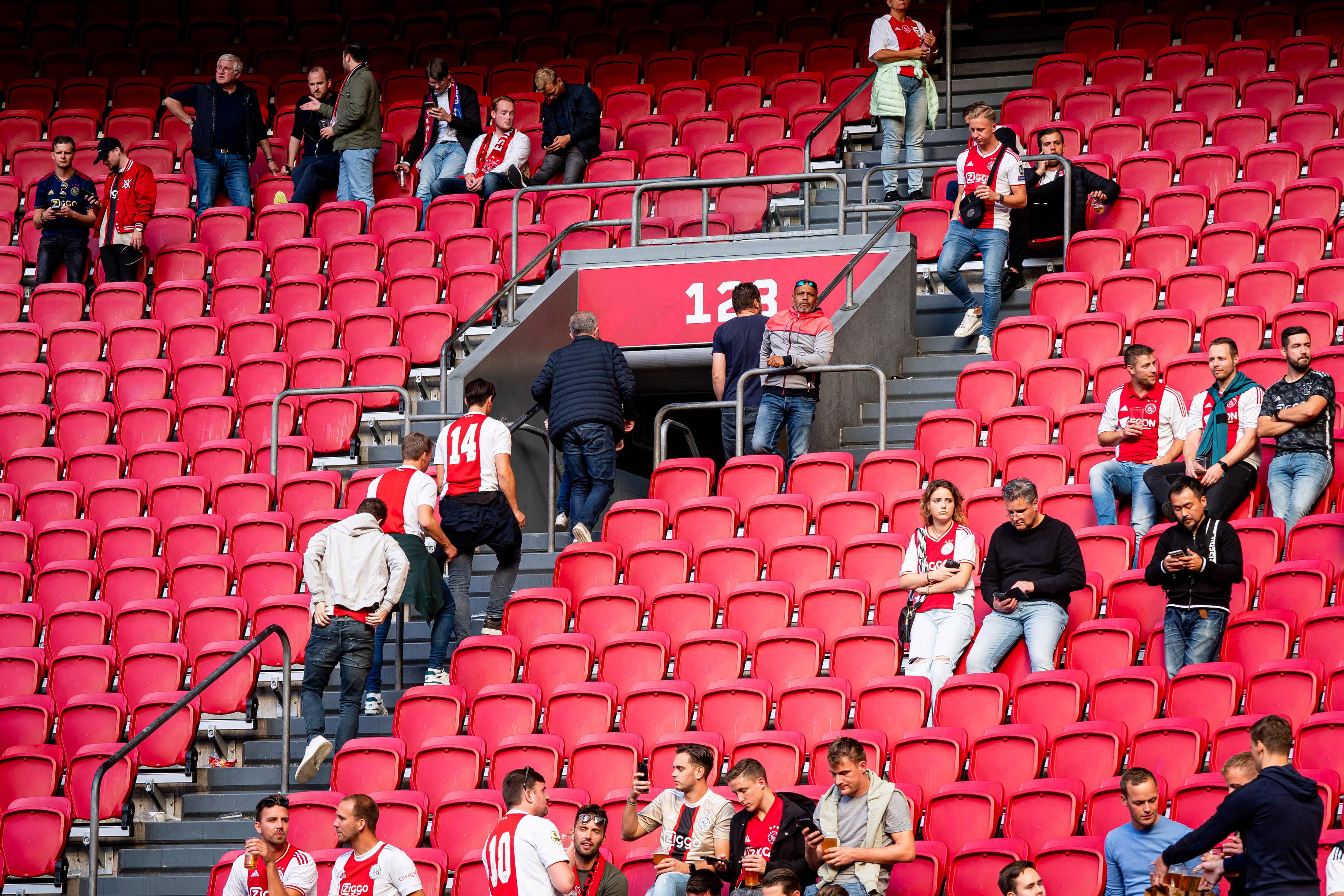 Supporters van Ajax druipen af