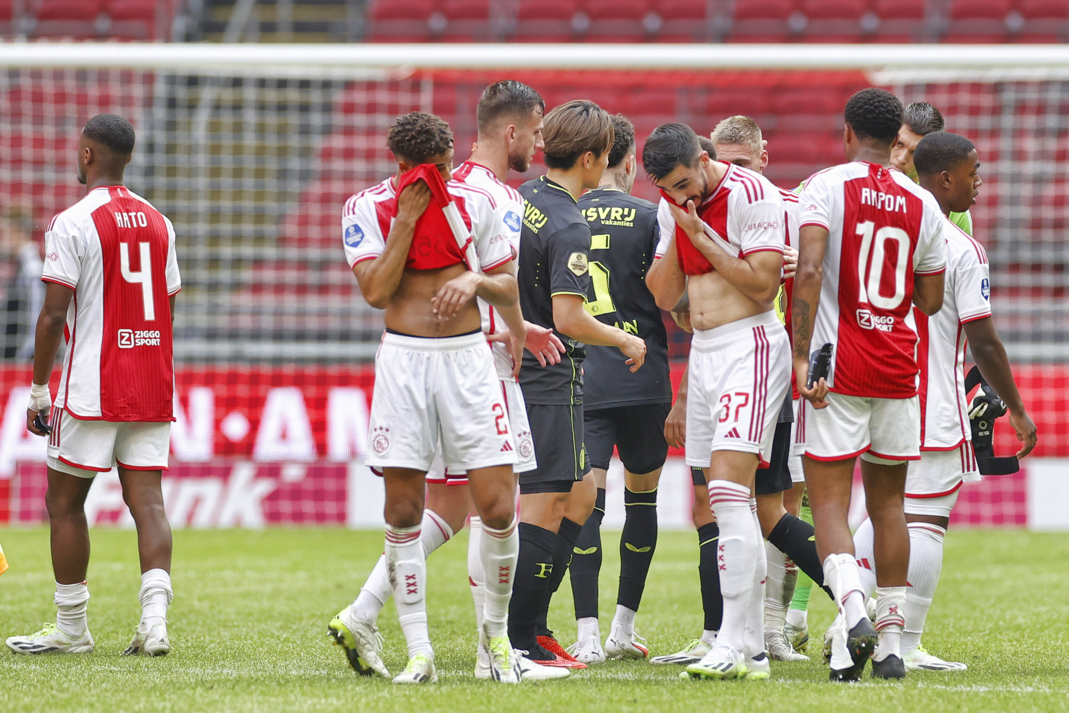 Ajax-spelers balen na de nederlaag tegen Feyenoord