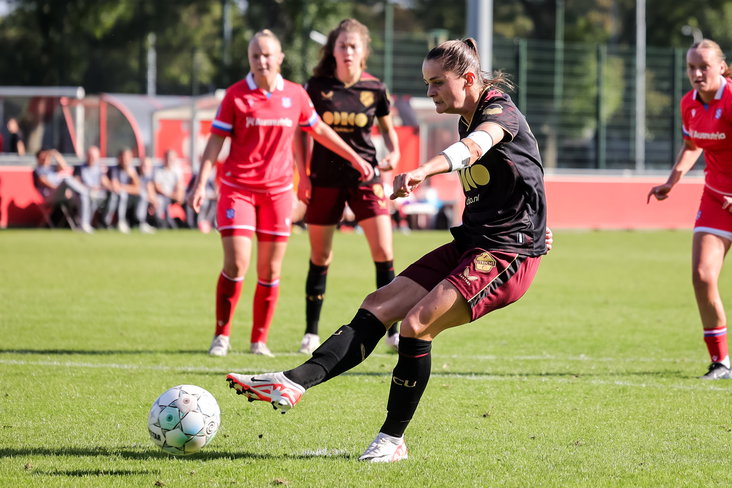 Eshly Bakker is trefzeker vanaf de penaltystip