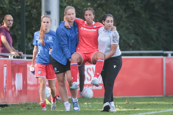 Roos de Haas moet geblesseerd van het veld