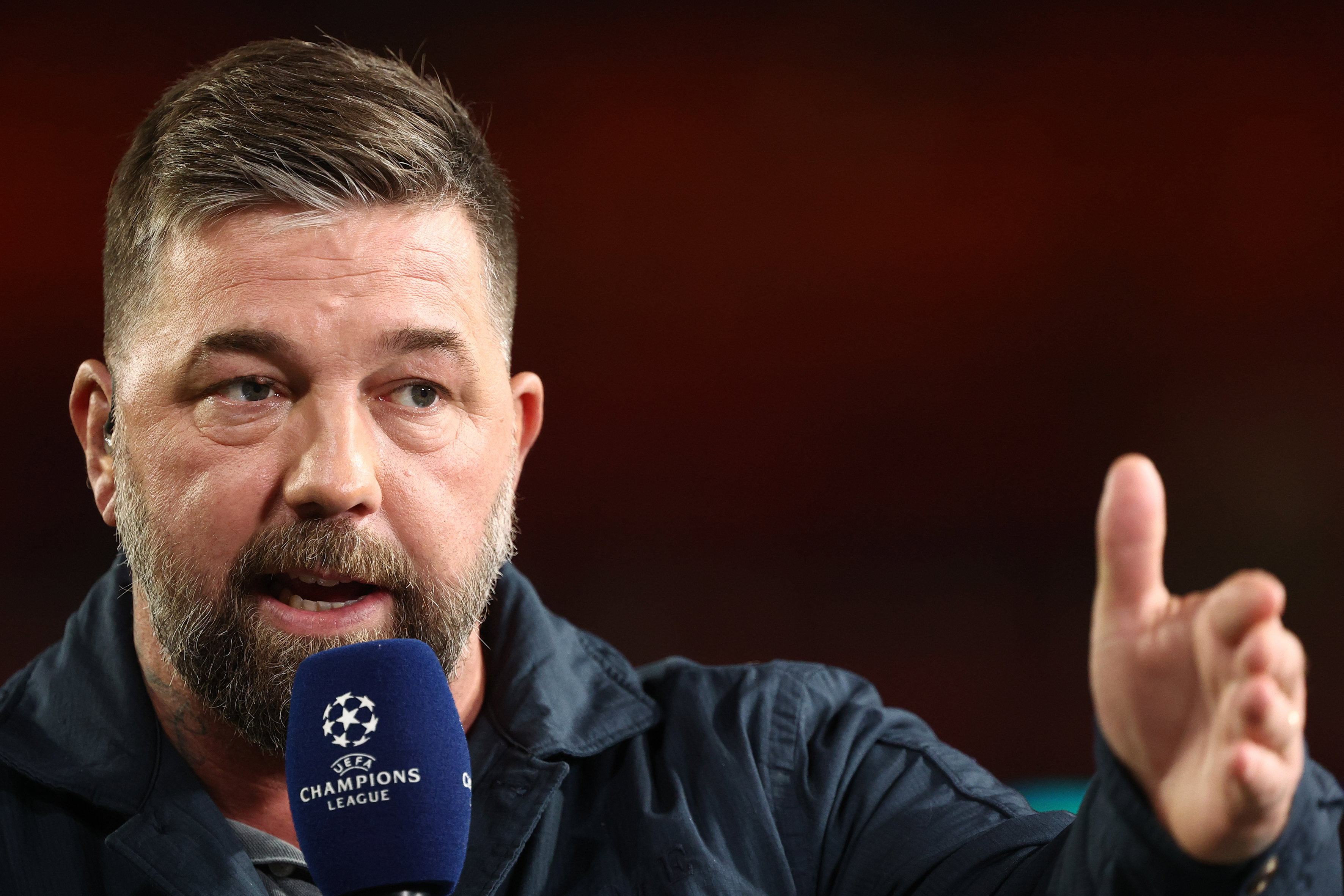 Theo Janssen voor de camera bij de Champions League