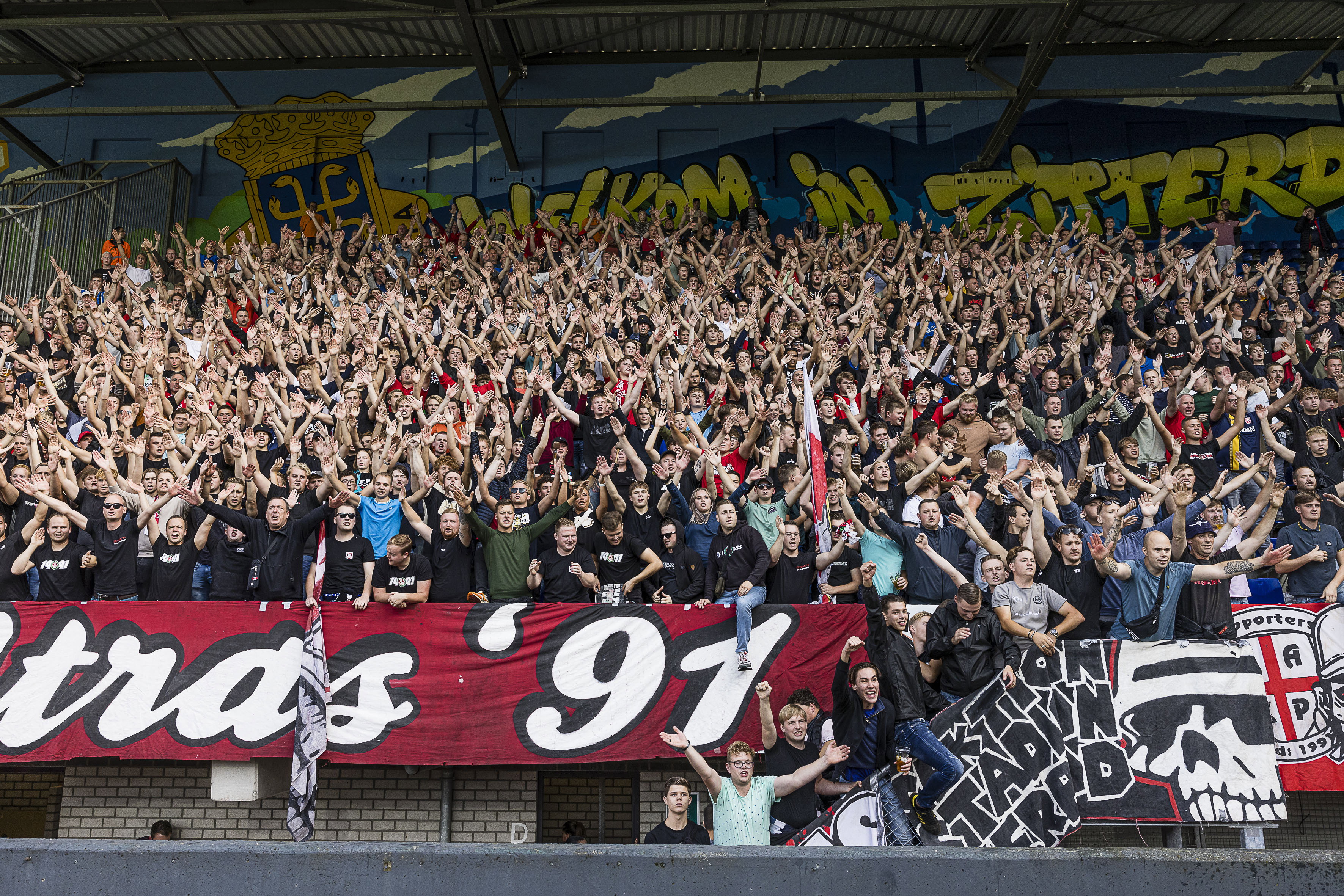 FC Twente-supporters in het uitvak bij Fortuna Sittard