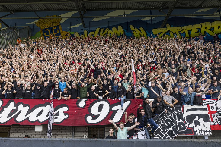 FC Twente-supporters in het uitvak bij Fortuna Sittard