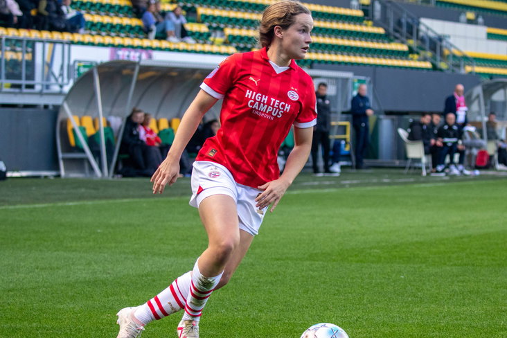 Maxime Snellenberg in actie namens PSV