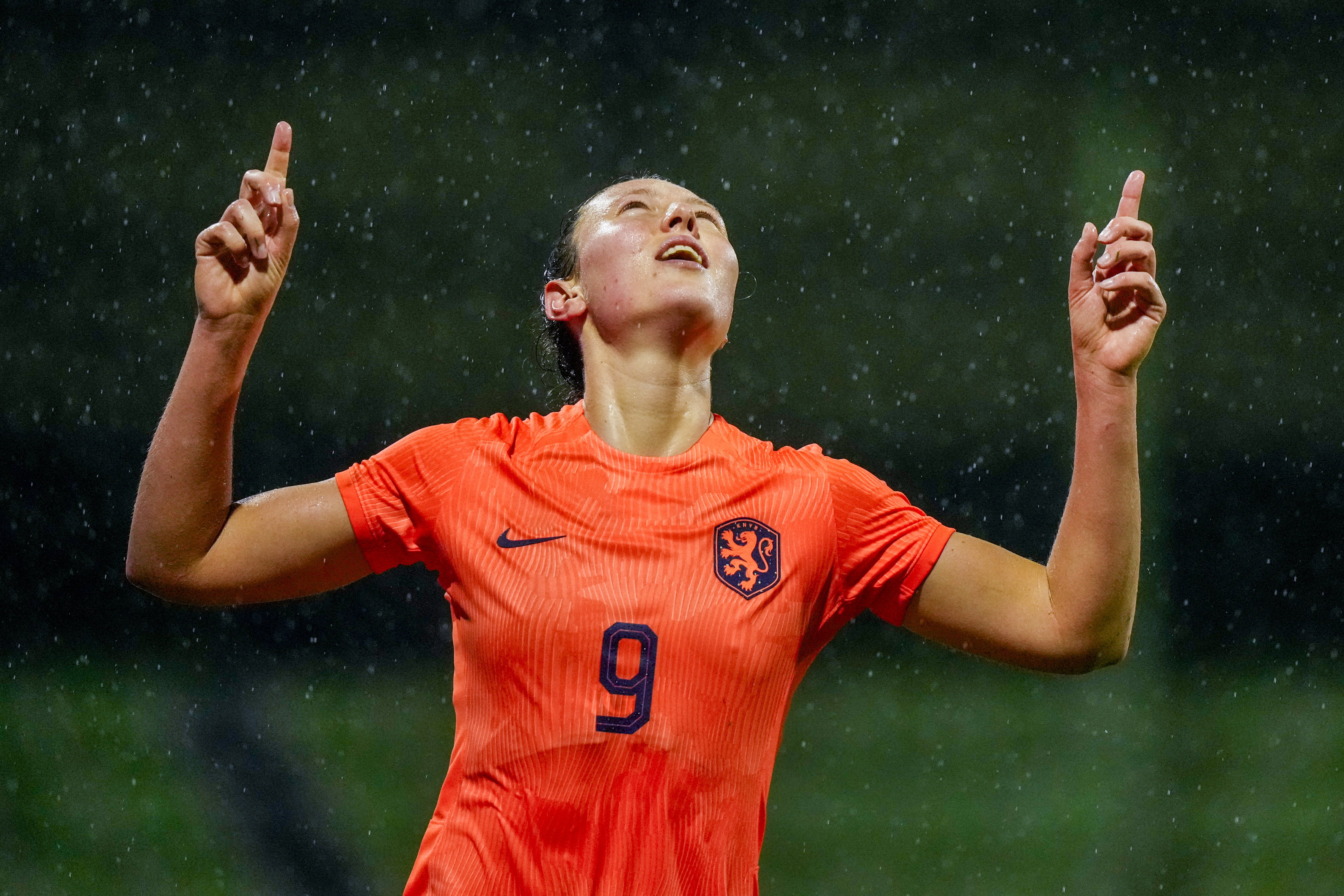 Fenna Kalma juicht na een goal voor de Jong OranjeLeeuwinnen