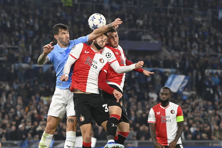 David Hancko en Santiago Gimenez gaan een luchtduel aan