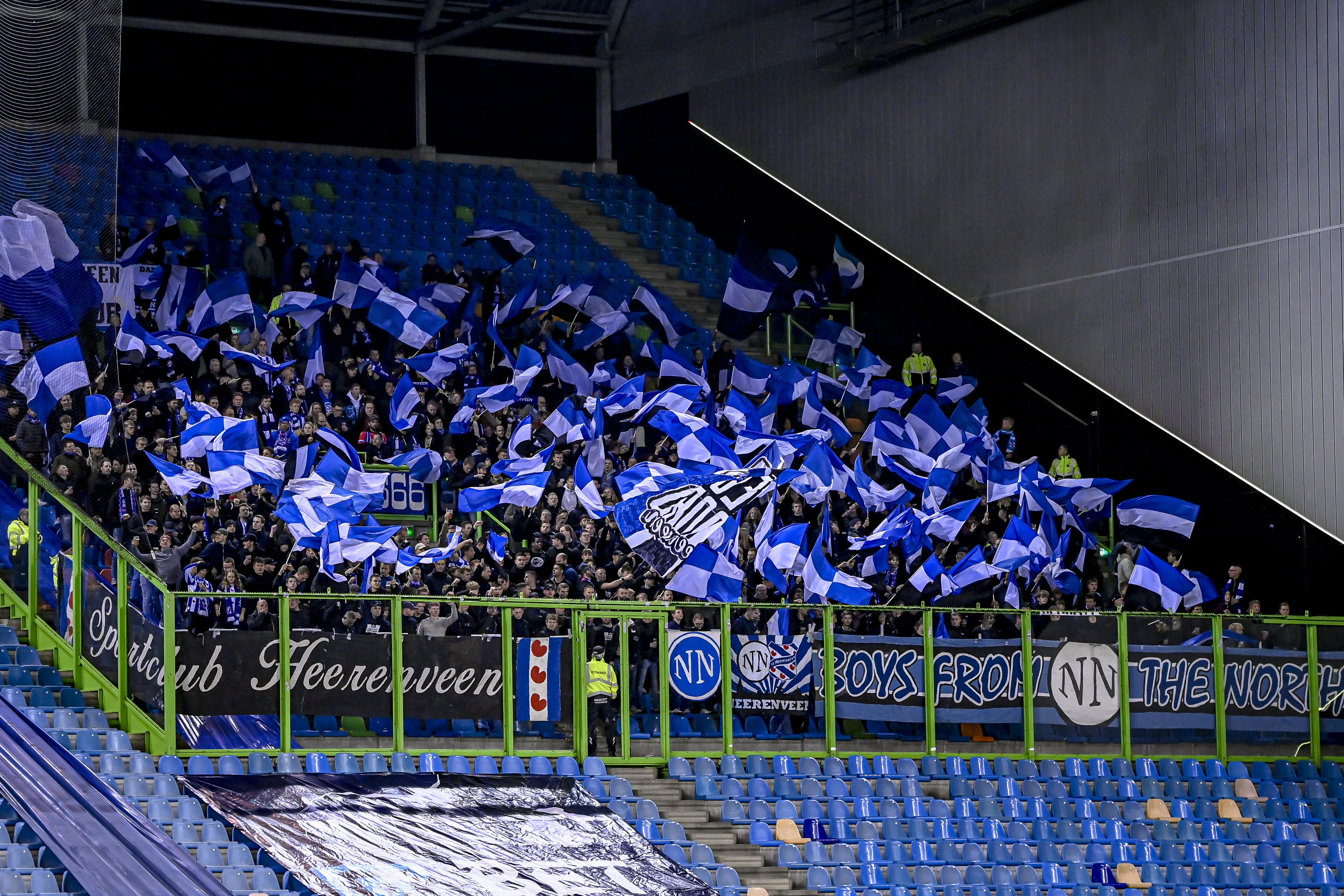Fans van SC Heerenveen in het GelreDome