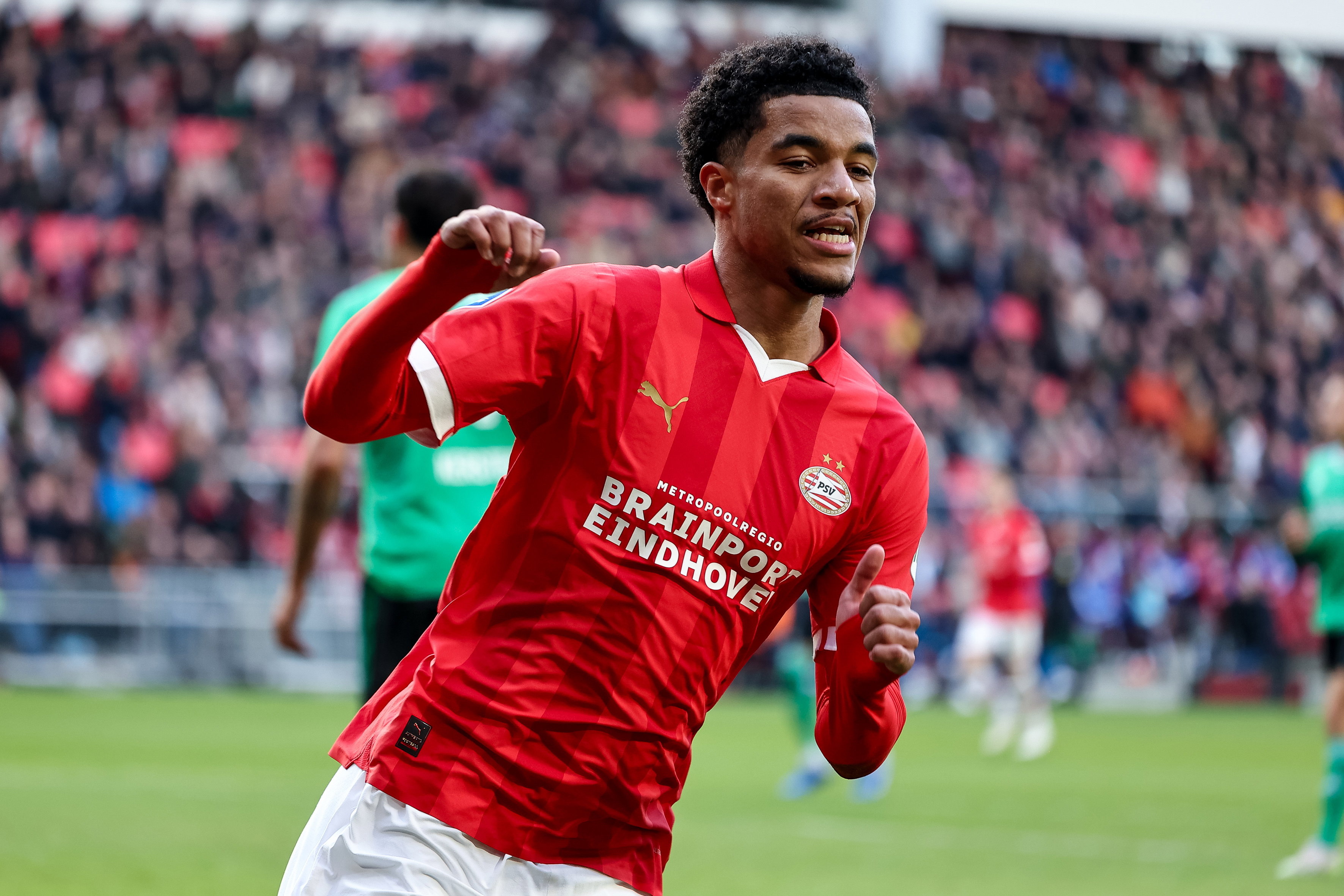 Malik Tillman juicht na een goal voor PSV