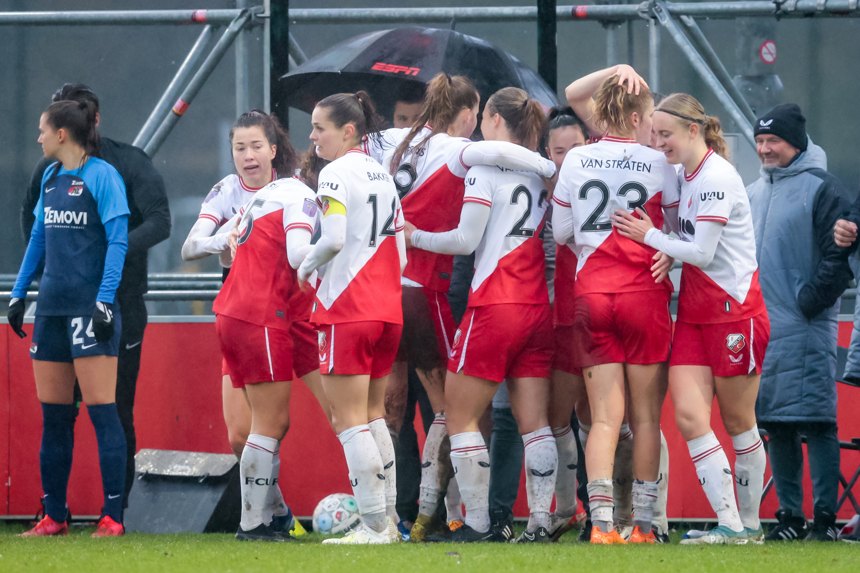 De speelsters van FC Utrecht steken Linda Helbling na een goal een hart onder de riem