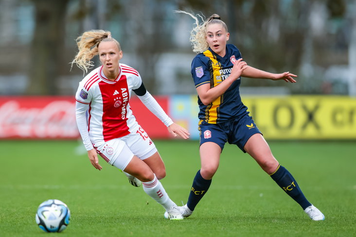 Danique van Ginkel (FC Twente) in duel met Tiny Hoekstra (Ajax)