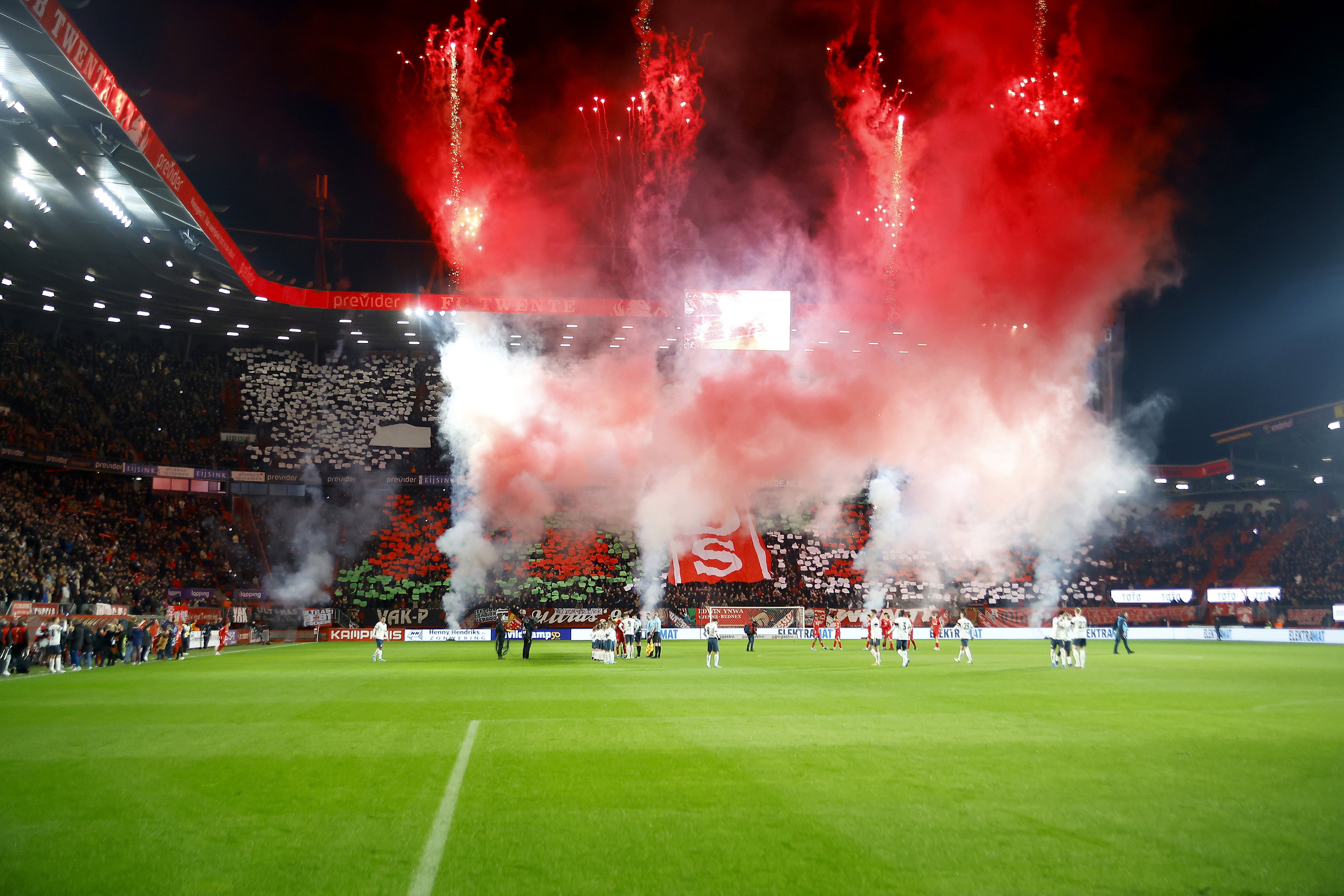Vuurwerkshow bij FC Twente