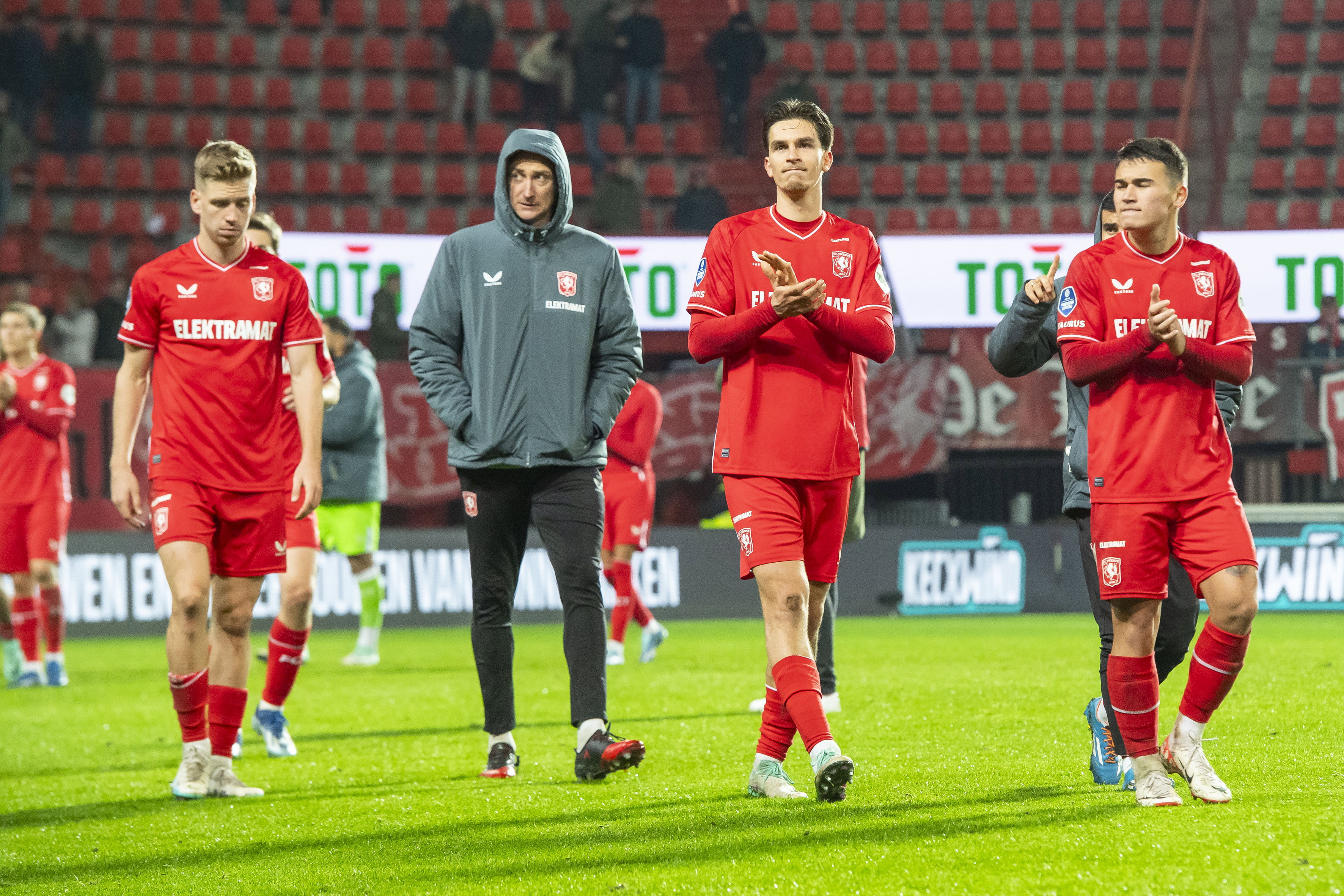 De spelers van FC Twente balen (Smal, Tyton, Van Hoorenbeeck en Ugalde)