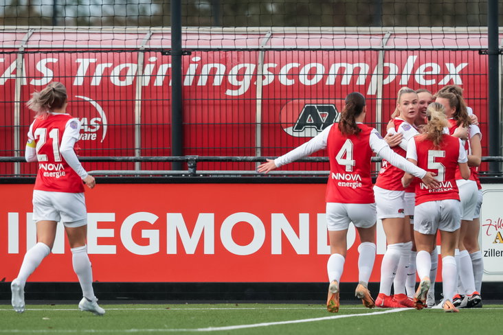 De speelsters van AZ juichen