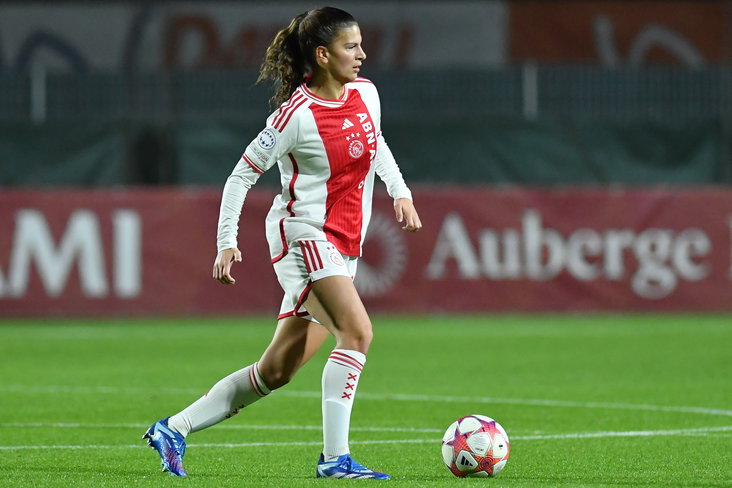 Danique Noordman aan de bal namens Ajax