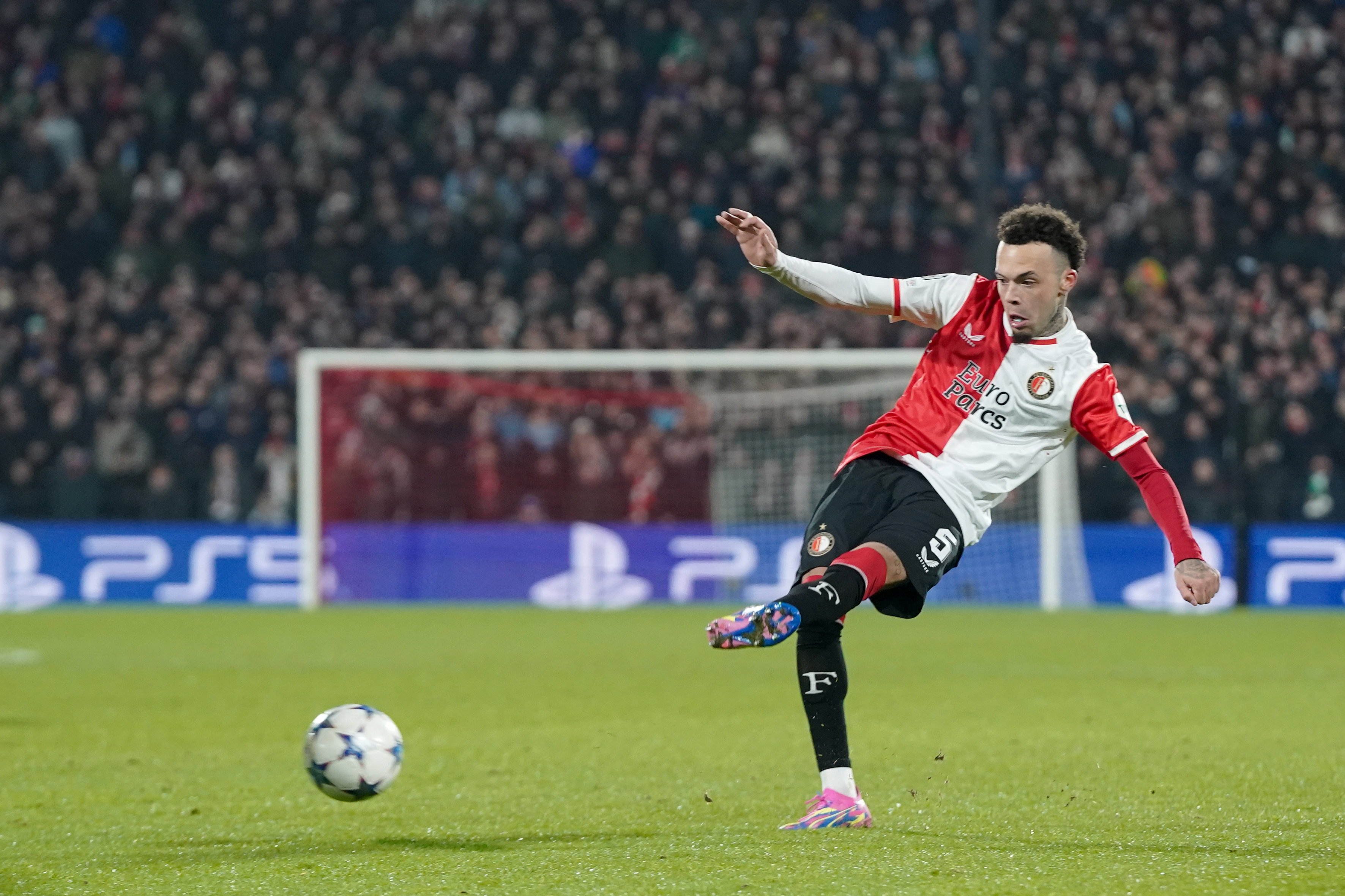 Quilindschy Hartman in actie tegen Atletico Madrid