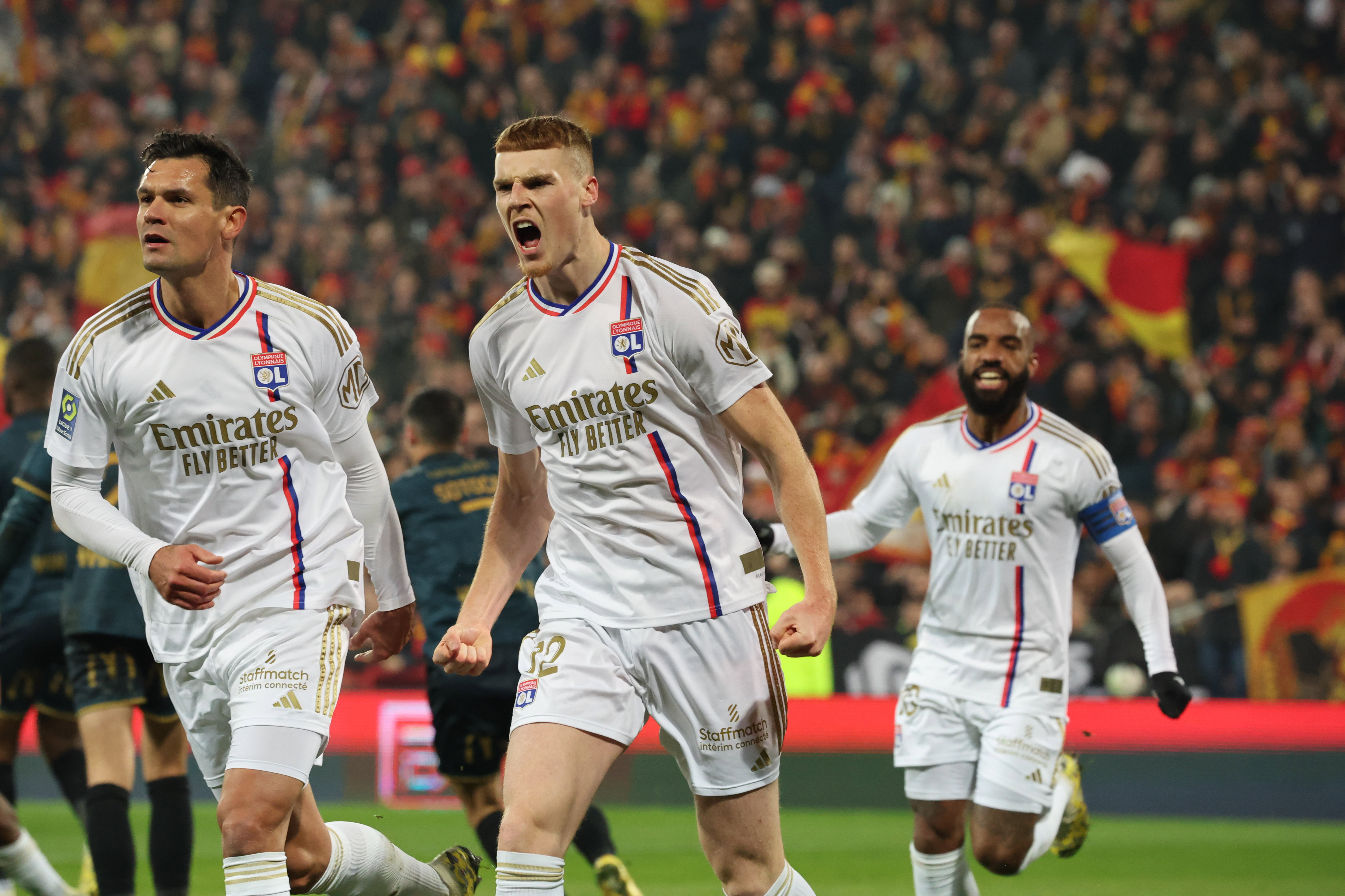 Jake O'Brien viert een treffer namens Olympique Lyonnais