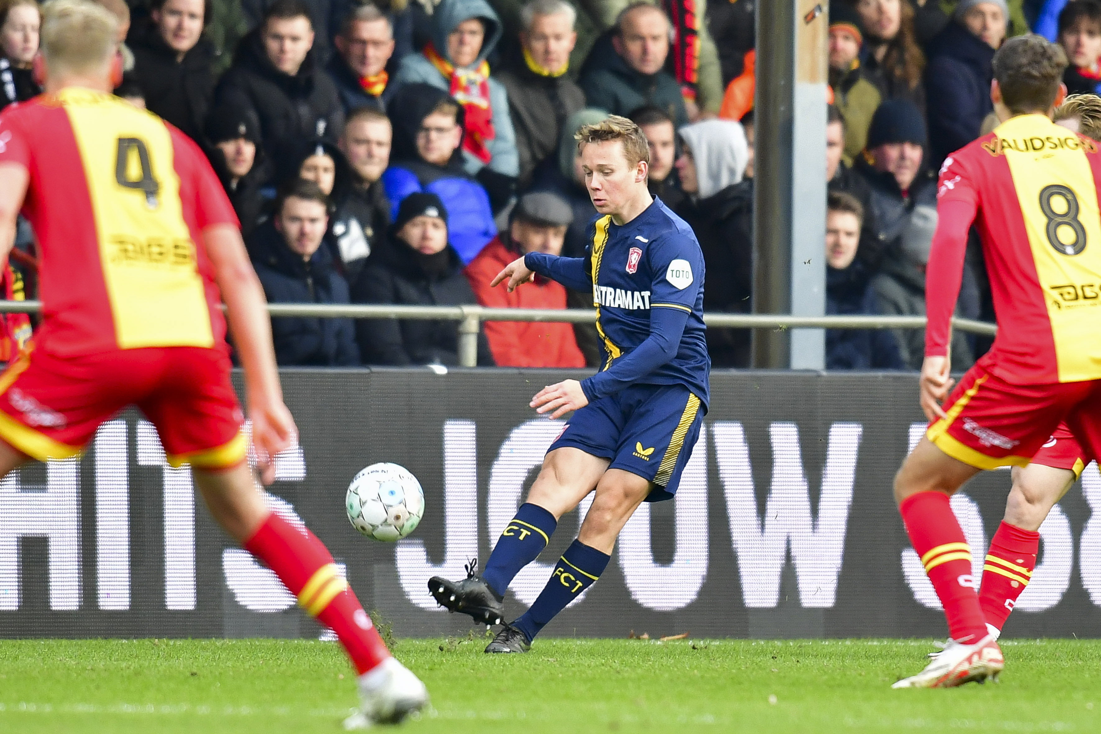 Mathias Kjølø (FC Twente) in het duel met Go Ahead Eagles