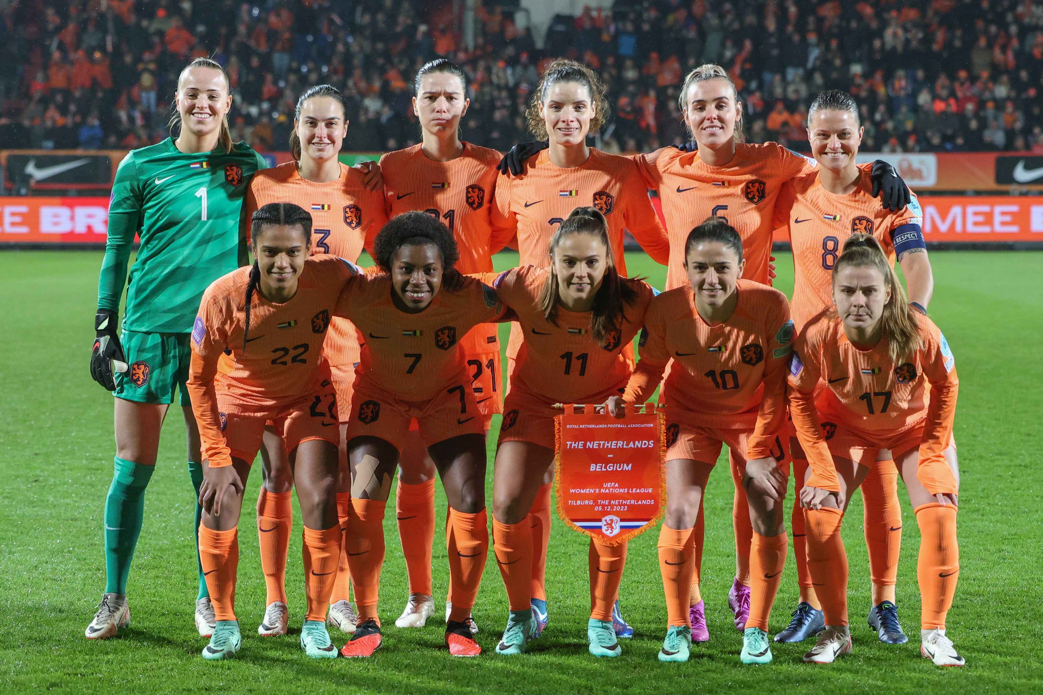 Het elftal van de OranjeLeeuwinnen voor de wedstrijd tegen België