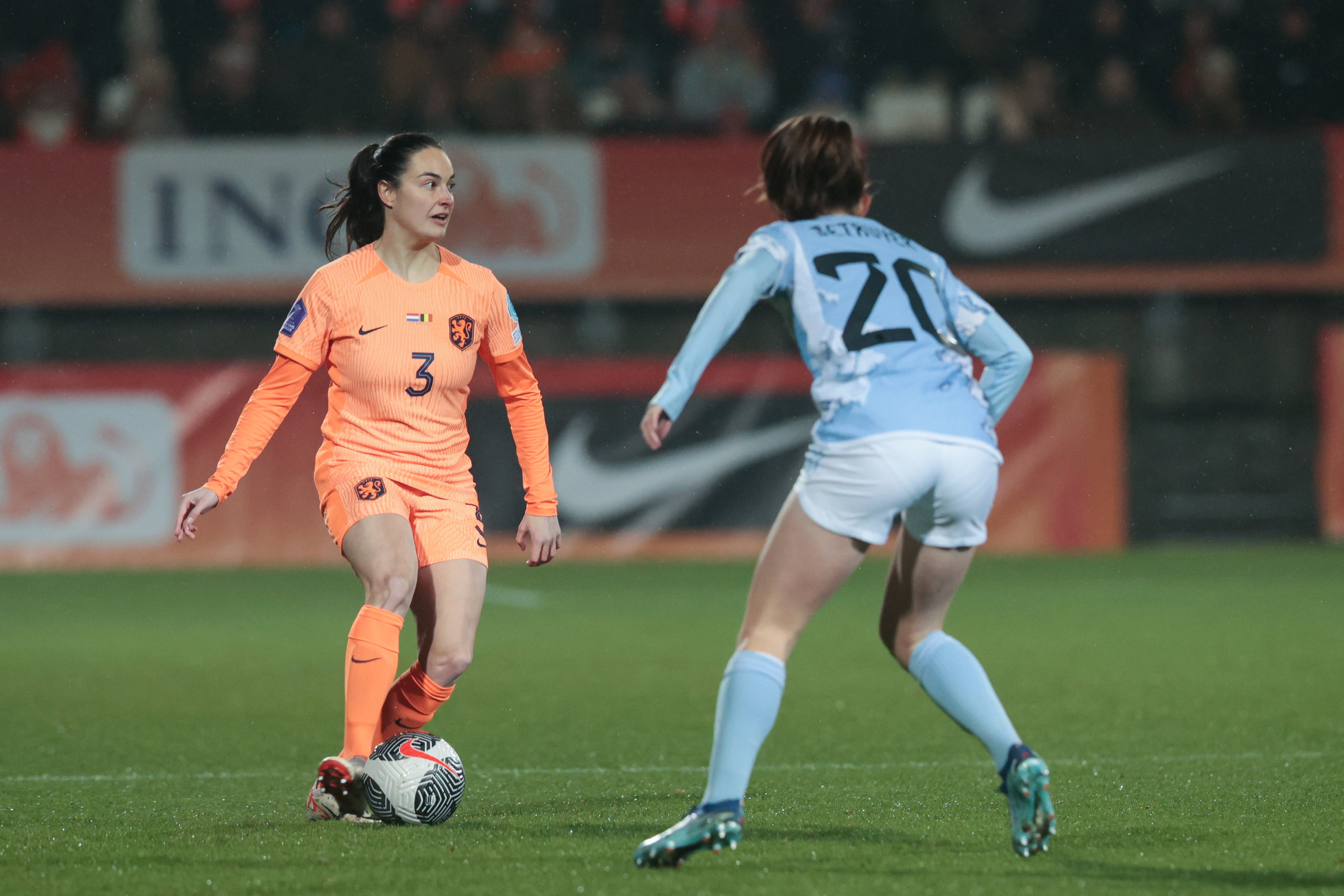 Caitlin Dijkstra aan de bal namens de OranjeLeeuwinnen tegen België