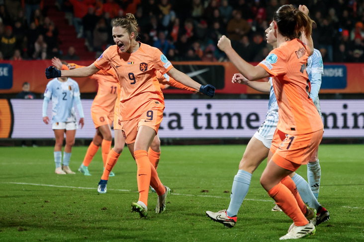 Vivianne Miedema door het dolle heen na een goal van Damaris Egurrola