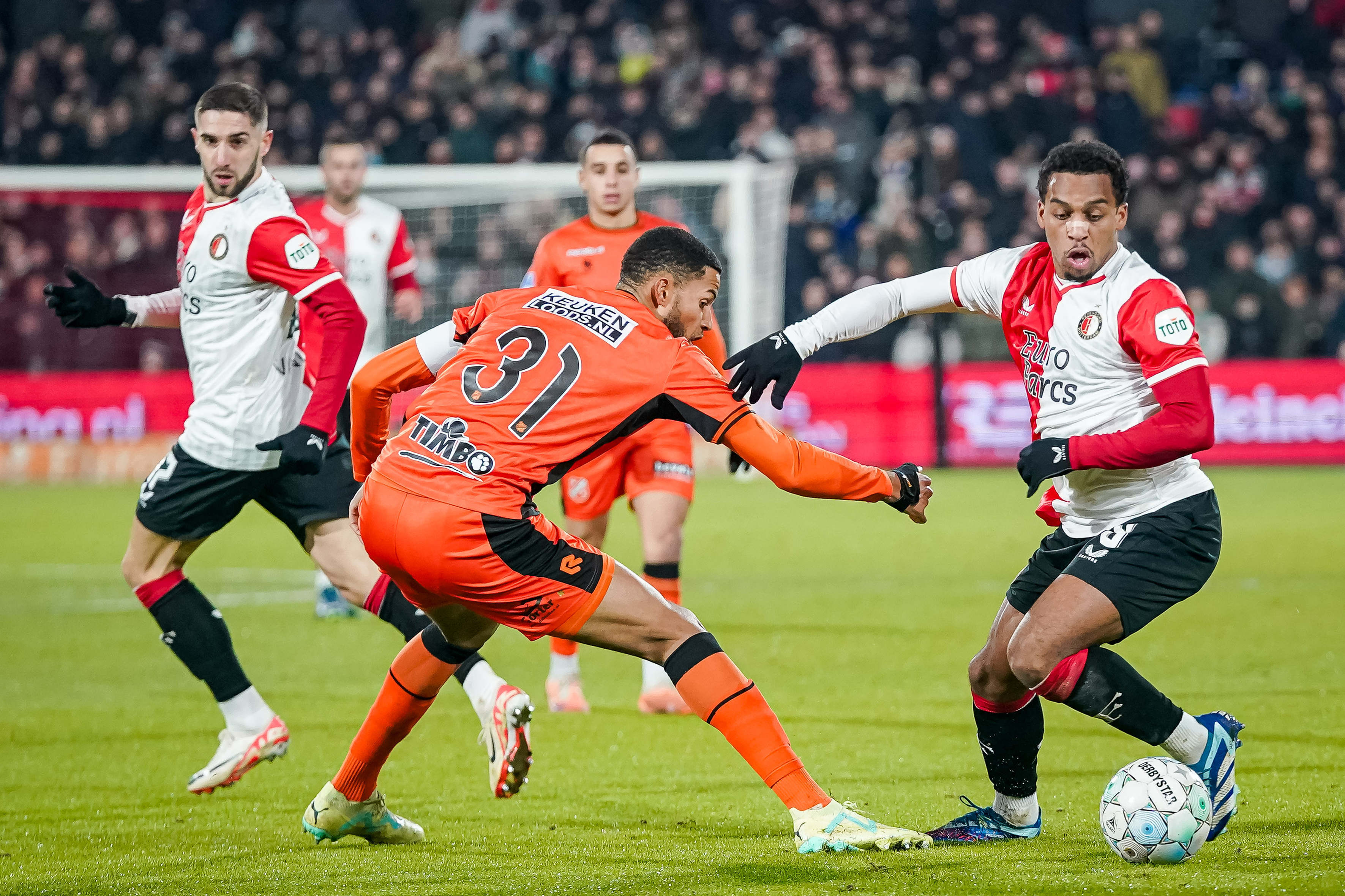 Quinten Timber aan de bal tegen FC Volendam