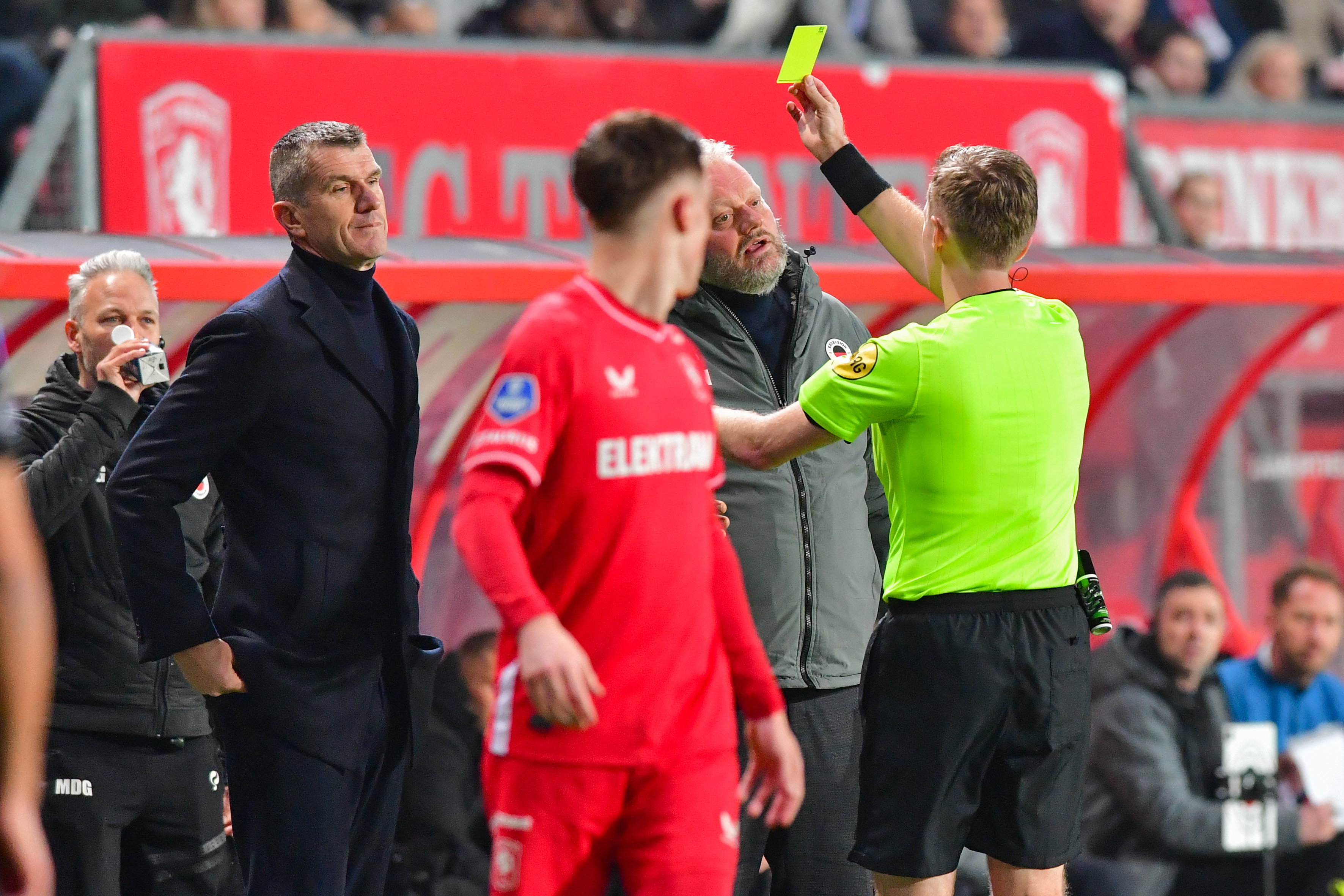 Marinus Dijkhuizen krijgt geel van scheidsrechter Ingmar Oostrom