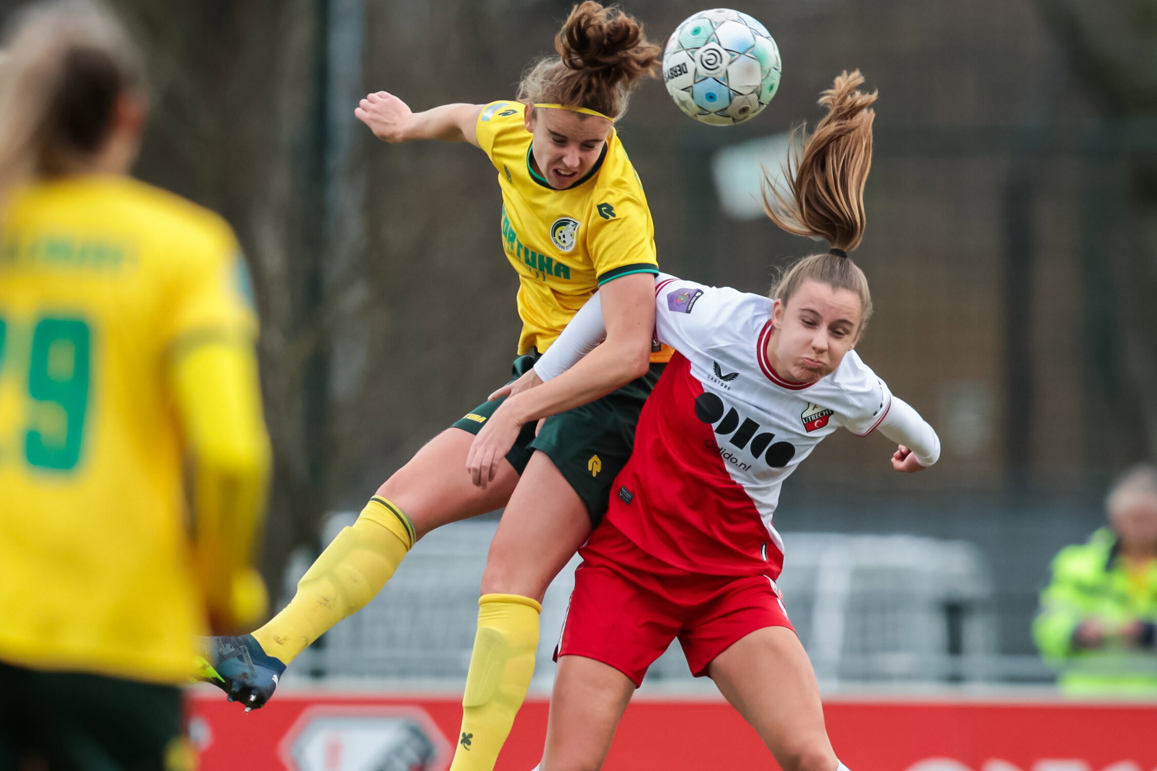 Myrthe Moorrees (Fortuna Sittard) in duel met Sophie Cobussen (FC Utrecht)