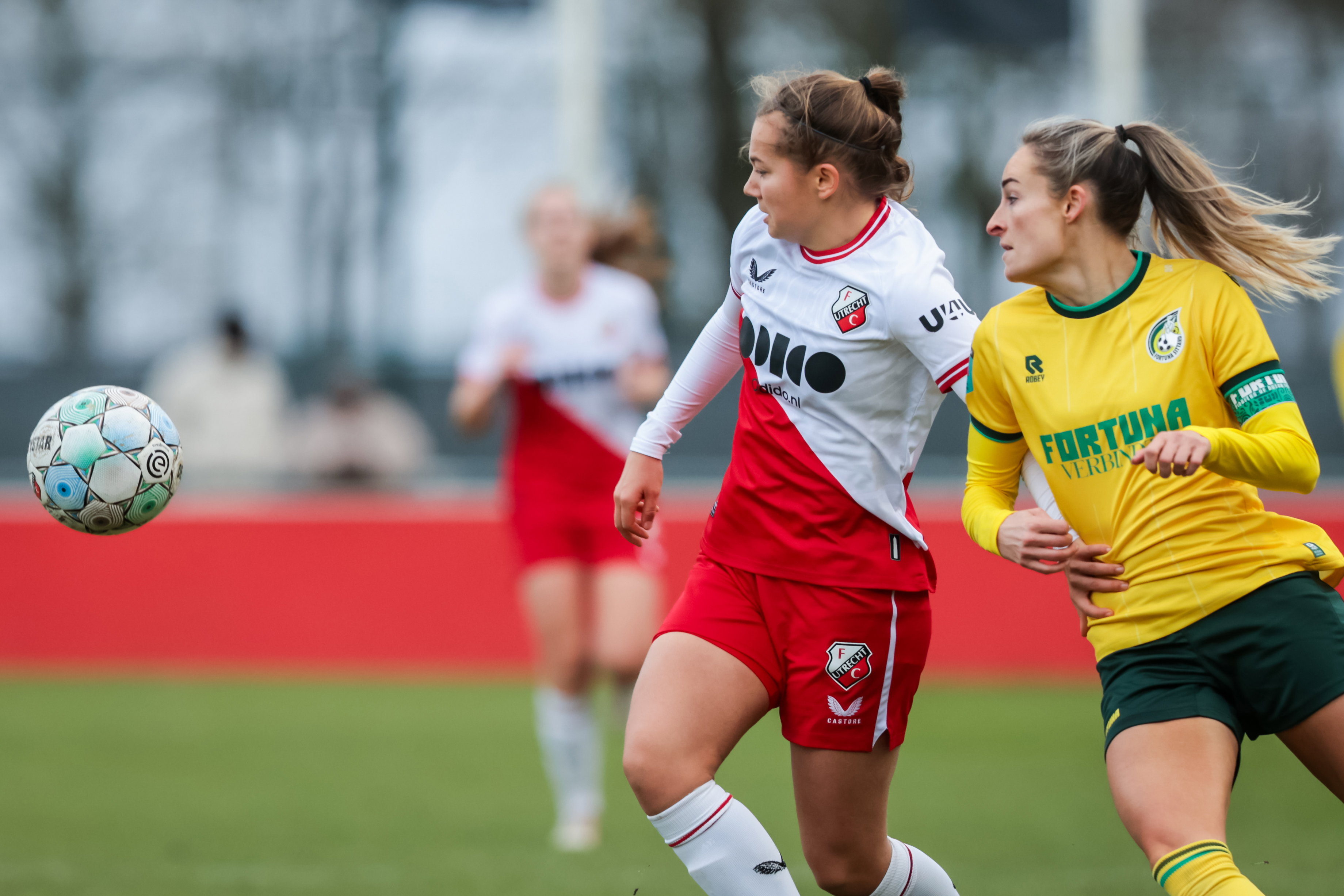 Tessa Wullaert (Fortuna Sittard) in duel met Lena Mahieu (FC Utrecht)