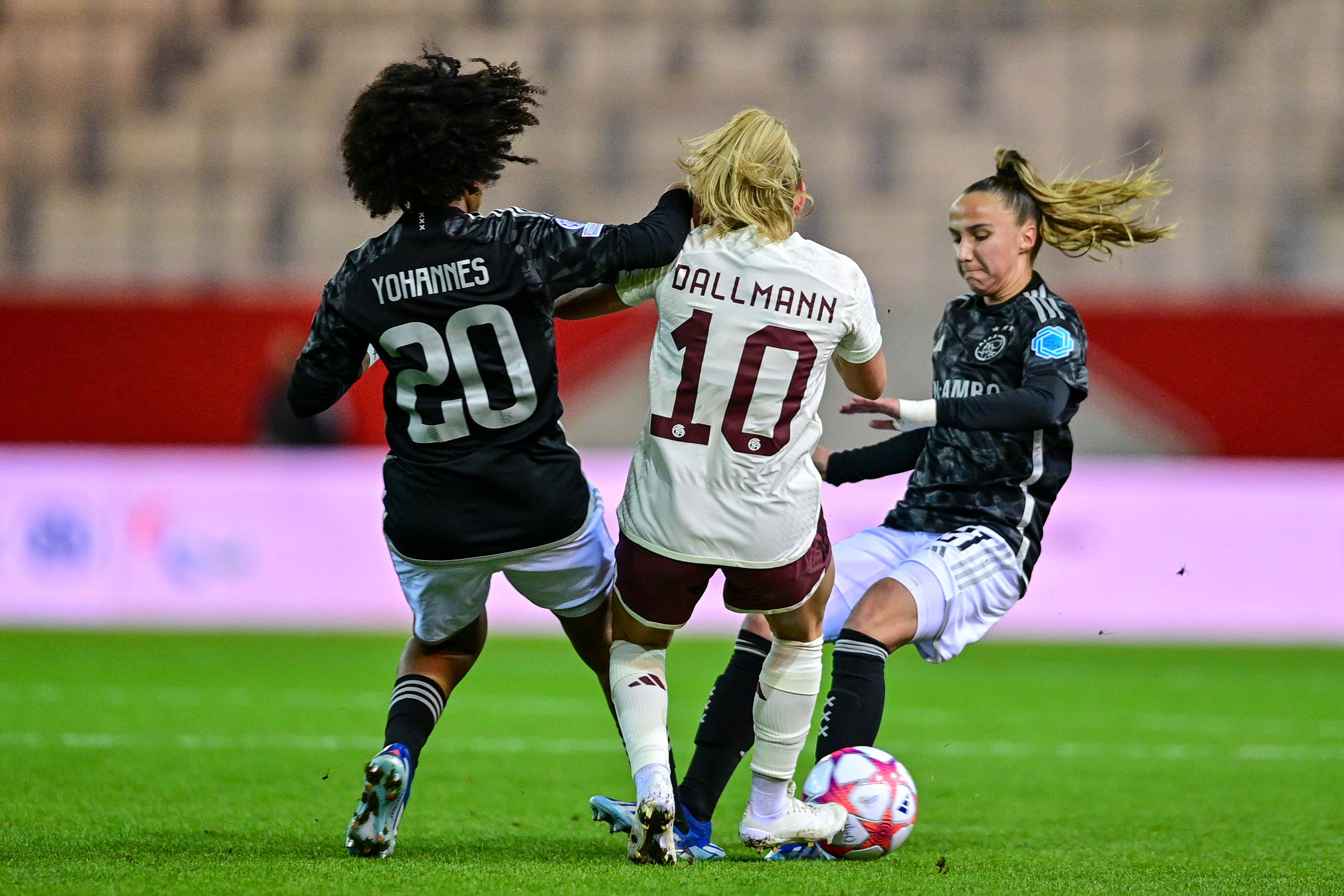 Lily Yohannes en Rosa van Gool (Ajax) in het duel met Bayern München
