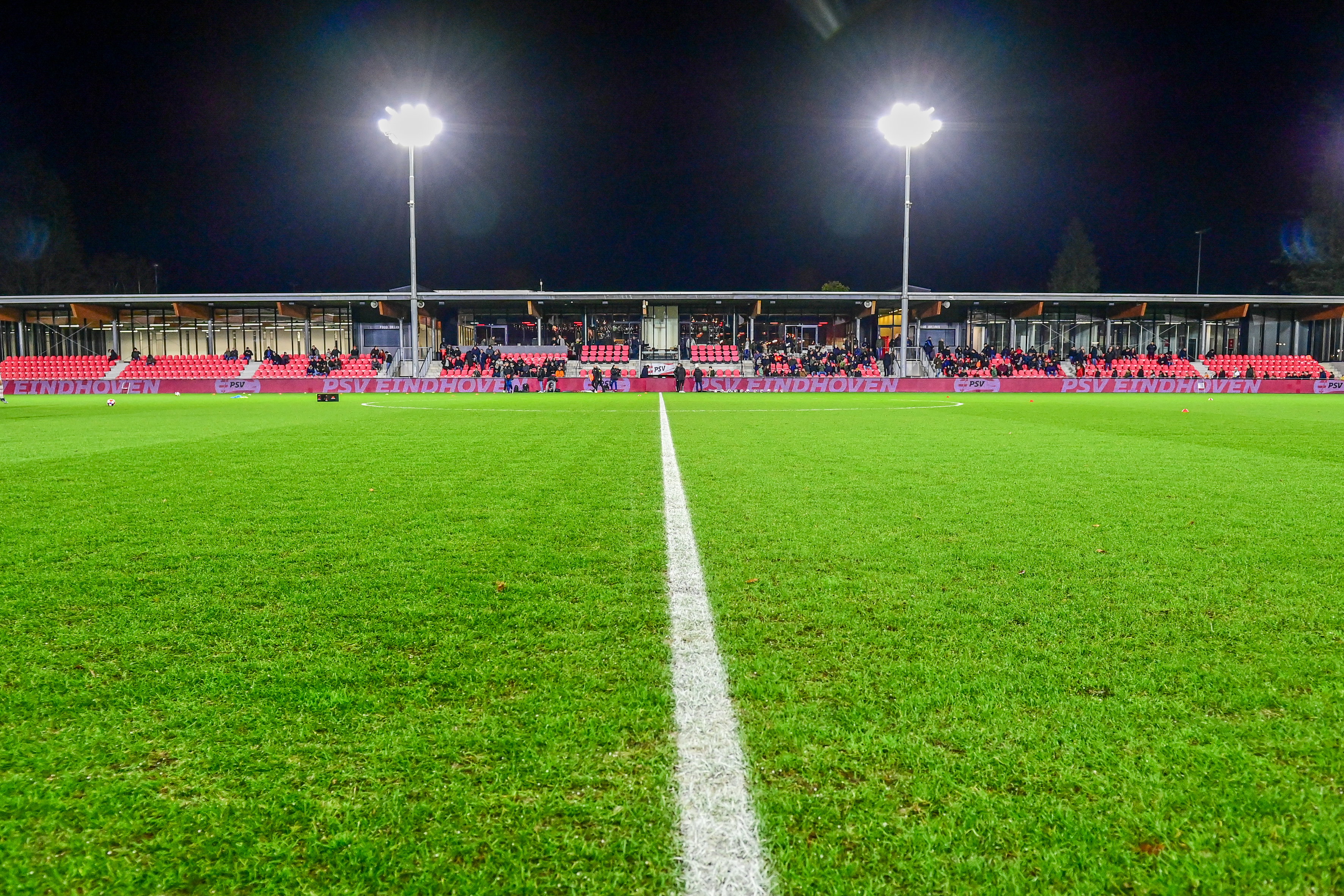 De hoofdtribune op PSV Campus De Herdgang