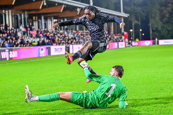 Raphael Sarfo in duel met Joël Drommel