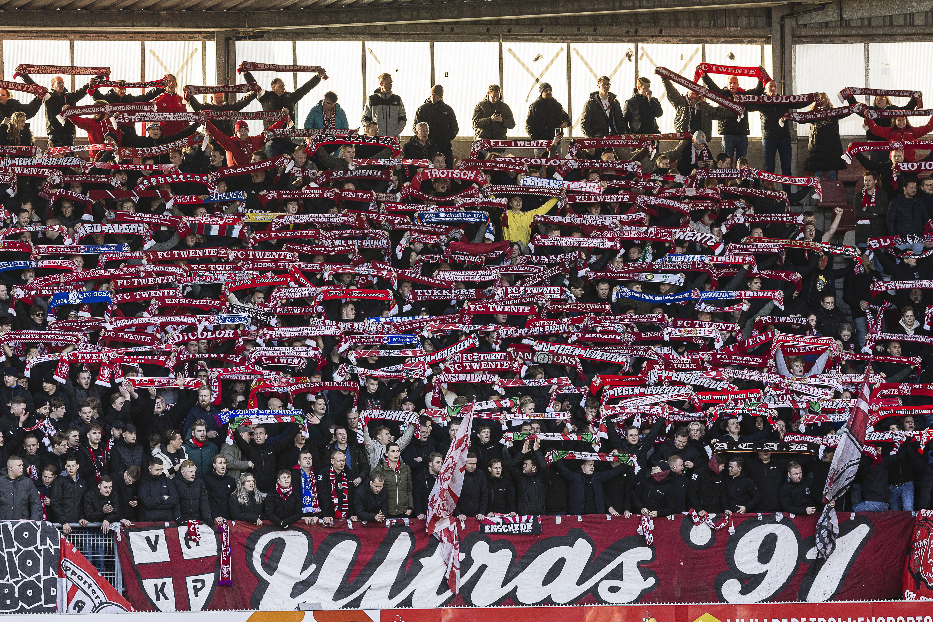 FC Twente-supporters in het uitvak op het Kasteel